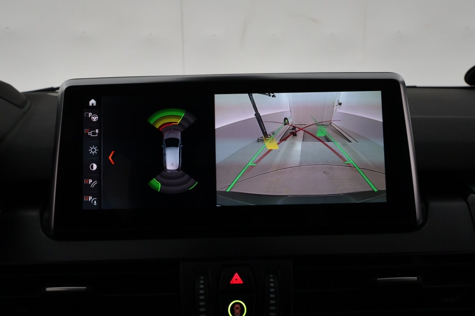 BMW 225 2020 F45 Active Tourer 225xe A ** HUD / P.kamera / LED-valot / Navi / Nahkaverhoilu ** - Kahdet Renkaat / Akku Kuntotarkistettu!