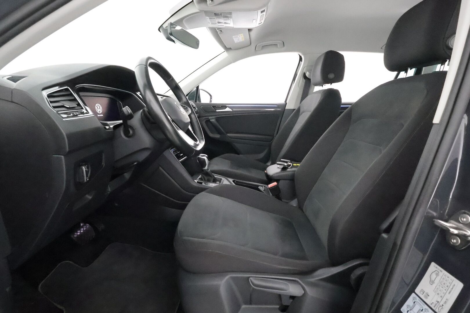 Volkswagen Tiguan 2022 Style 1,5TSI Business 110 kW DSG / 1.Om Suomi-auto / Webasto / Adapt.vakkari / iQ.Light / P.kamera / Koukku - Digimittari / KeyLessGo / Kahdet hyvät renkaat