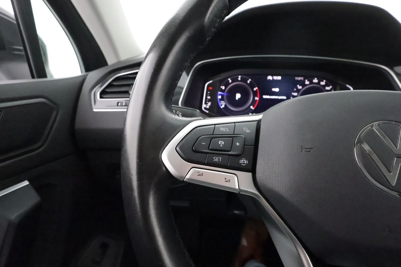 Volkswagen Tiguan 2022 Style 1,5TSI Business 110 kW DSG / 1.Om Suomi-auto / Webasto / Adapt.vakkari / iQ.Light / P.kamera / Koukku - Digimittari / KeyLessGo / Kahdet hyvät renkaat