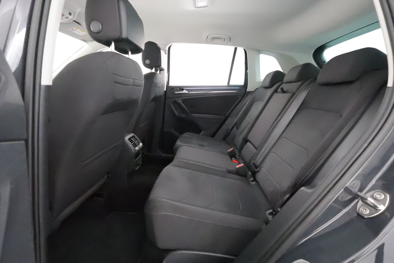 Volkswagen Tiguan 2022 Style 1,5TSI Business 110 kW DSG / 1.Om Suomi-auto / Webasto / Adapt.vakkari / iQ.Light / P.kamera / Koukku - Digimittari / KeyLessGo / Kahdet hyvät renkaat