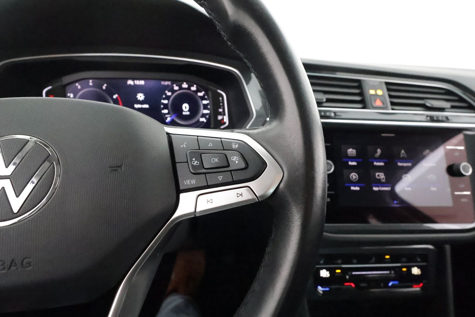 Volkswagen Tiguan 2022 Style 1,5TSI Business 110 kW DSG / 1.Om Suomi-auto / Webasto / Adapt.vakkari / iQ.Light / P.kamera / Koukku - Digimittari / KeyLessGo / Kahdet hyvät renkaat