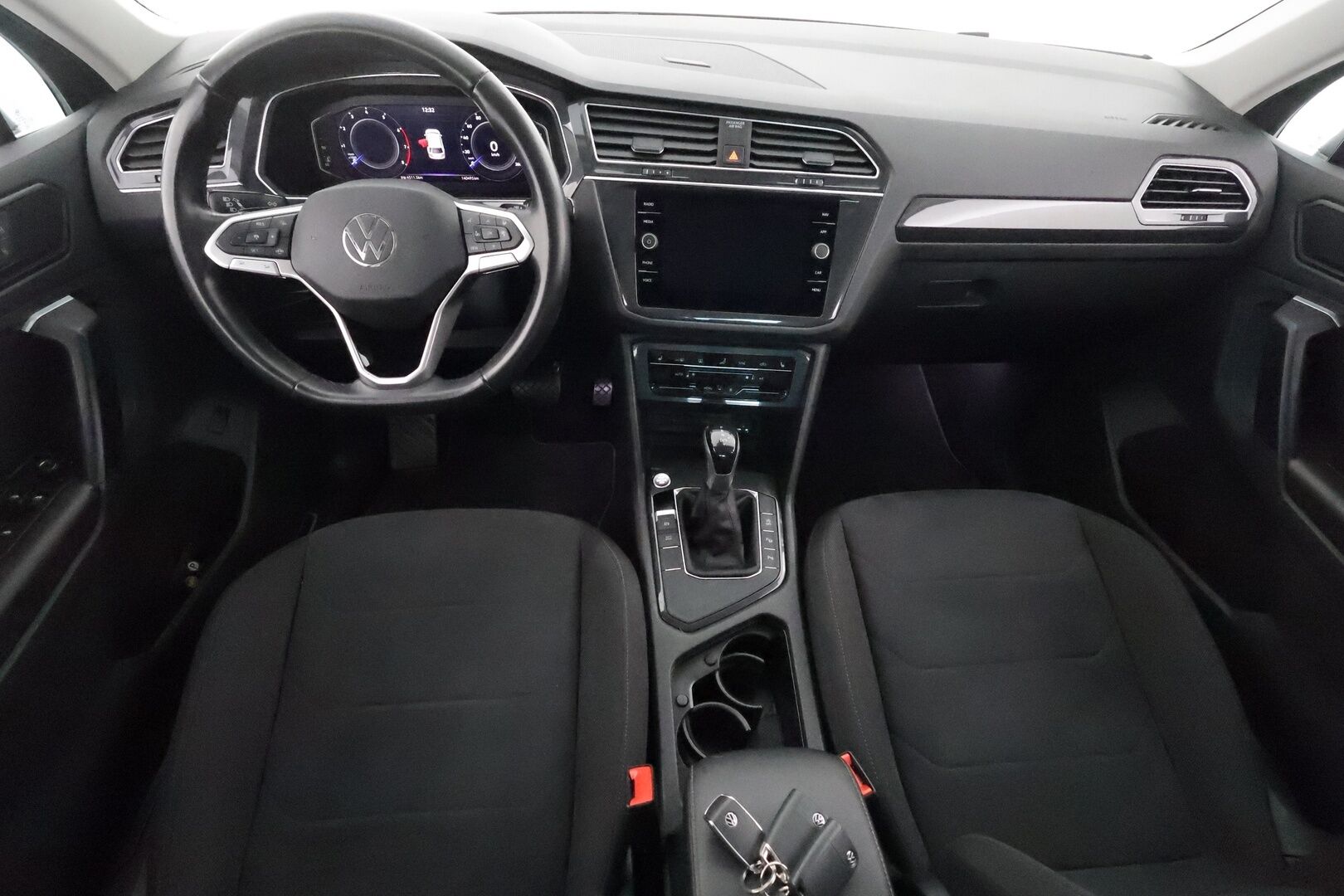 Volkswagen Tiguan 2022 Style 1,5TSI Business 110 kW DSG / 1.Om Suomi-auto / Webasto / Adapt.vakkari / iQ.Light / P.kamera / Koukku - Digimittari / KeyLessGo / Kahdet hyvät renkaat