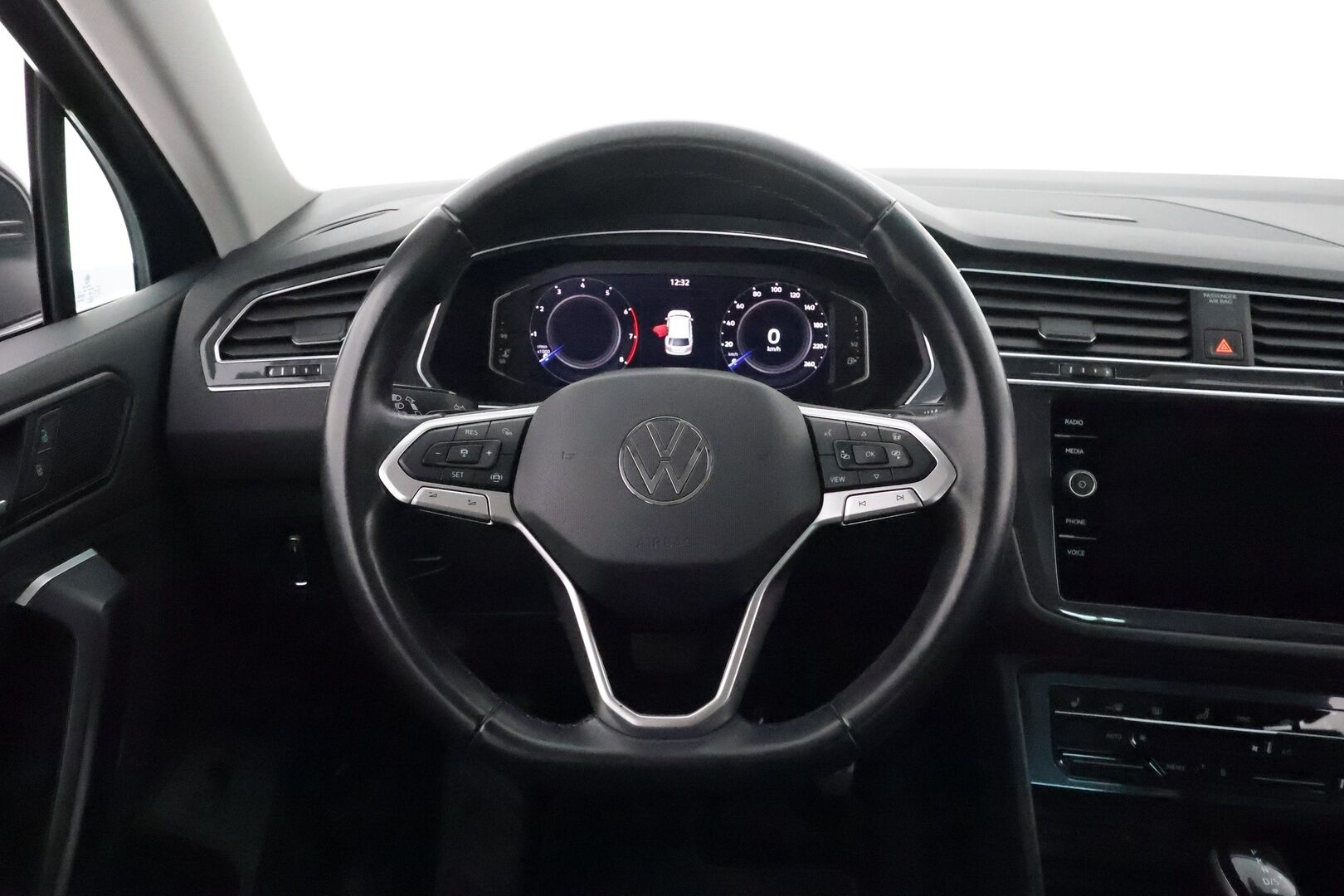 Volkswagen Tiguan 2022 Style 1,5TSI Business 110 kW DSG / 1.Om Suomi-auto / Webasto / Adapt.vakkari / iQ.Light / P.kamera / Koukku - Digimittari / KeyLessGo / Kahdet hyvät renkaat