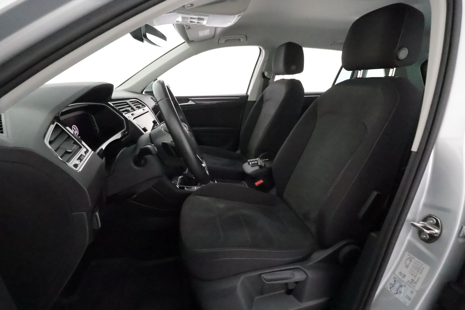 Volkswagen Tiguan 2022 Style Business 1,5 TSI 110 kW DSG **Webasto / Koukku / ACC / Matrix-LED / P.Kamera / Kaistavahti / KeylessGO** - 1-om Suomi-auto / Kahdet Renkaat