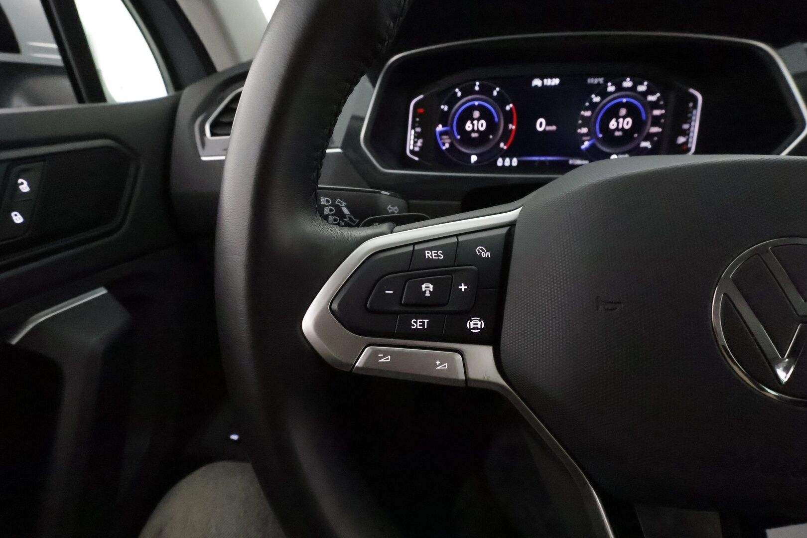 Volkswagen Tiguan 2022 Style Business 1,5 TSI 110 kW DSG **Webasto / Koukku / ACC / Matrix-LED / P.Kamera / Kaistavahti / KeylessGO** - 1-om Suomi-auto / Kahdet Renkaat