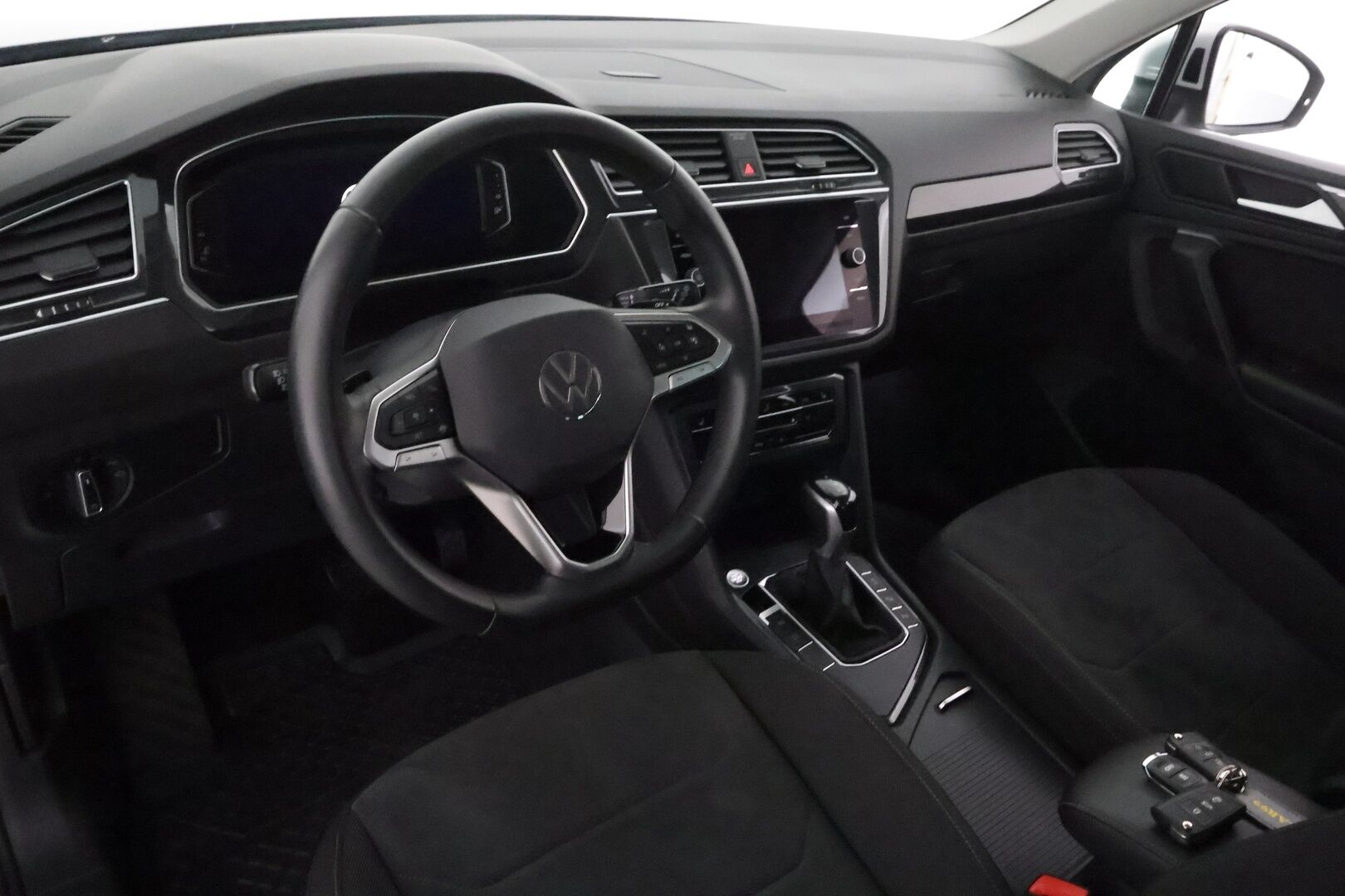Volkswagen Tiguan 2022 Style Business 1,5 TSI 110 kW DSG **Webasto / Koukku / ACC / Matrix-LED / P.Kamera / Kaistavahti / KeylessGO** - 1-om Suomi-auto / Kahdet Renkaat