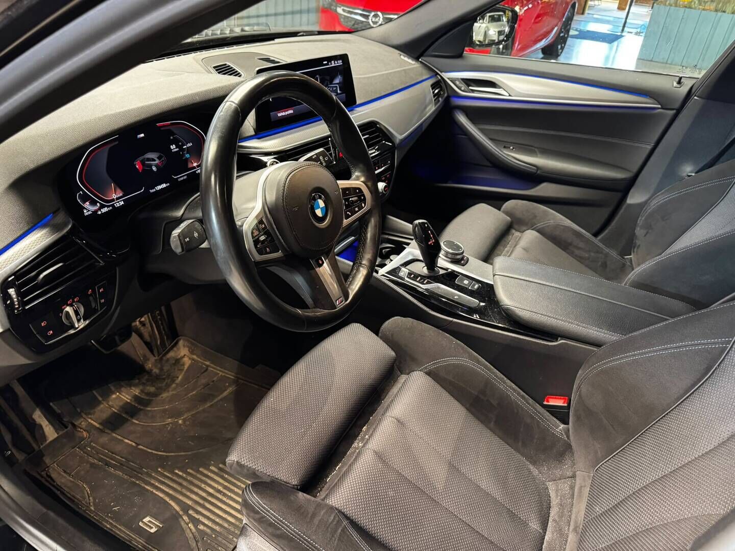 BMW 520 2020 G31 Touring 520d A xDrive M Sport MHEV - Webasto | Display Key | HiFi | Peruutuskamera | Vetokoukku | Sporttipenkit | Kangas-Alcantara | Navi | Juuri tullut Tampereelle!