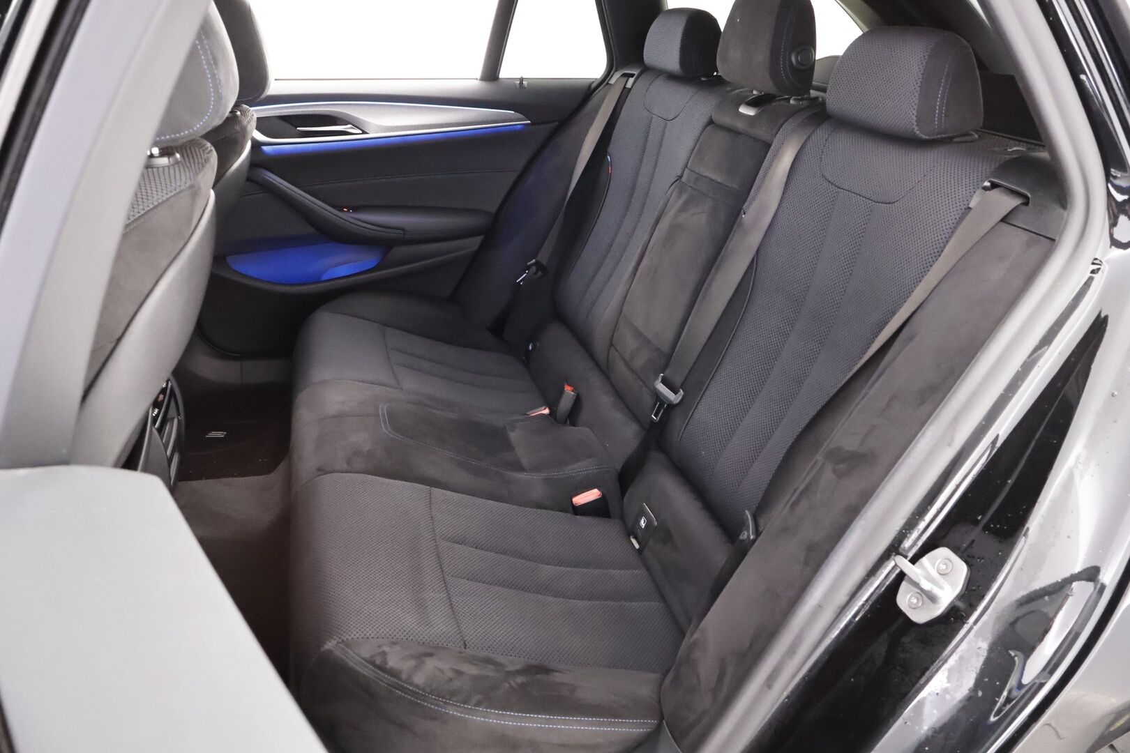 BMW 520 2020 G31 Touring 520d A xDrive M Sport MHEV - Webasto | Display Key | HiFi | Peruutuskamera | Vetokoukku | Sporttipenkit | Kangas-Alcantara | Navi | Juuri tullut Tampereelle!