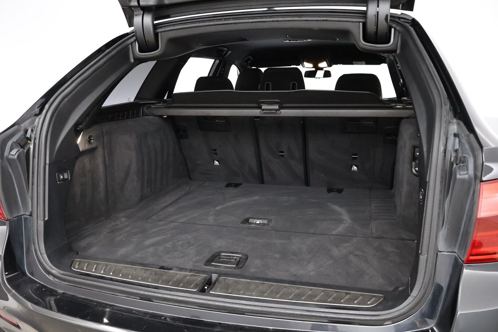 BMW 520 2020 G31 Touring 520d A xDrive M Sport MHEV - Webasto | Display Key | HiFi | Peruutuskamera | Vetokoukku | Sporttipenkit | Kangas-Alcantara | Navi | Juuri tullut Tampereelle!