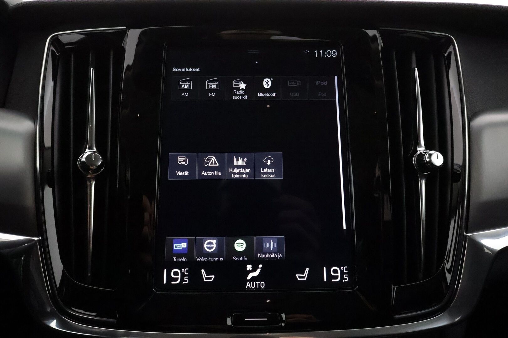 Volvo V90 2019 D4 AWD Momentum **Merkkihuollettu / Webasto / Adapt. vakkari / P.kamera / VOC / Koukku / Kaistavahti**
