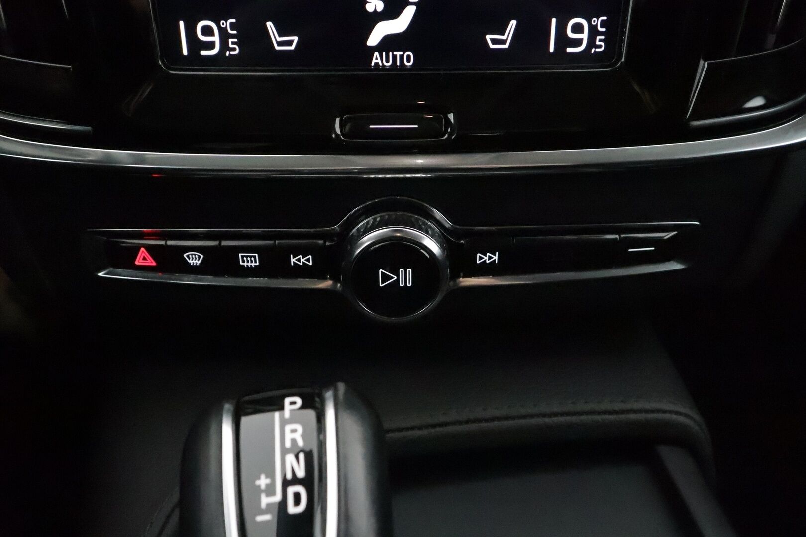 Volvo V90 2019 D4 AWD Momentum **Merkkihuollettu / Webasto / Adapt. vakkari / P.kamera / VOC / Koukku / Kaistavahti**
