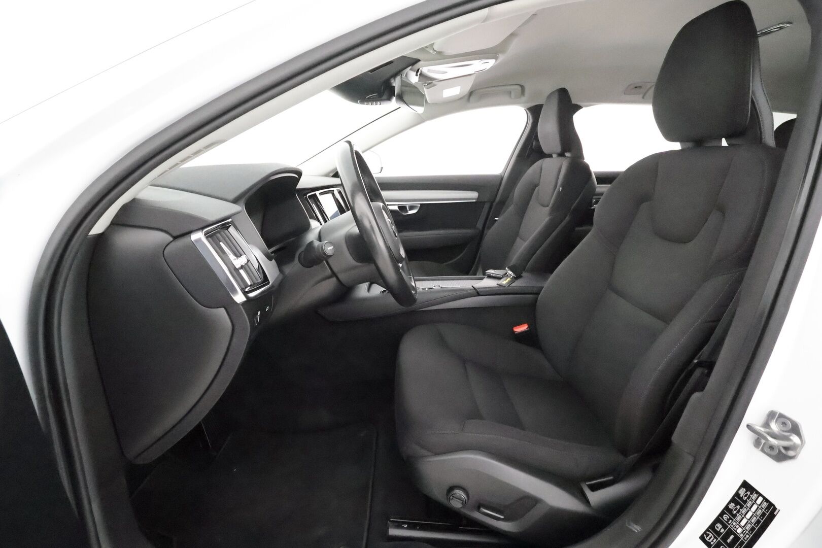 Volvo V90 2019 D4 AWD Momentum **Merkkihuollettu / Webasto / Adapt. vakkari / P.kamera / VOC / Koukku / Kaistavahti**