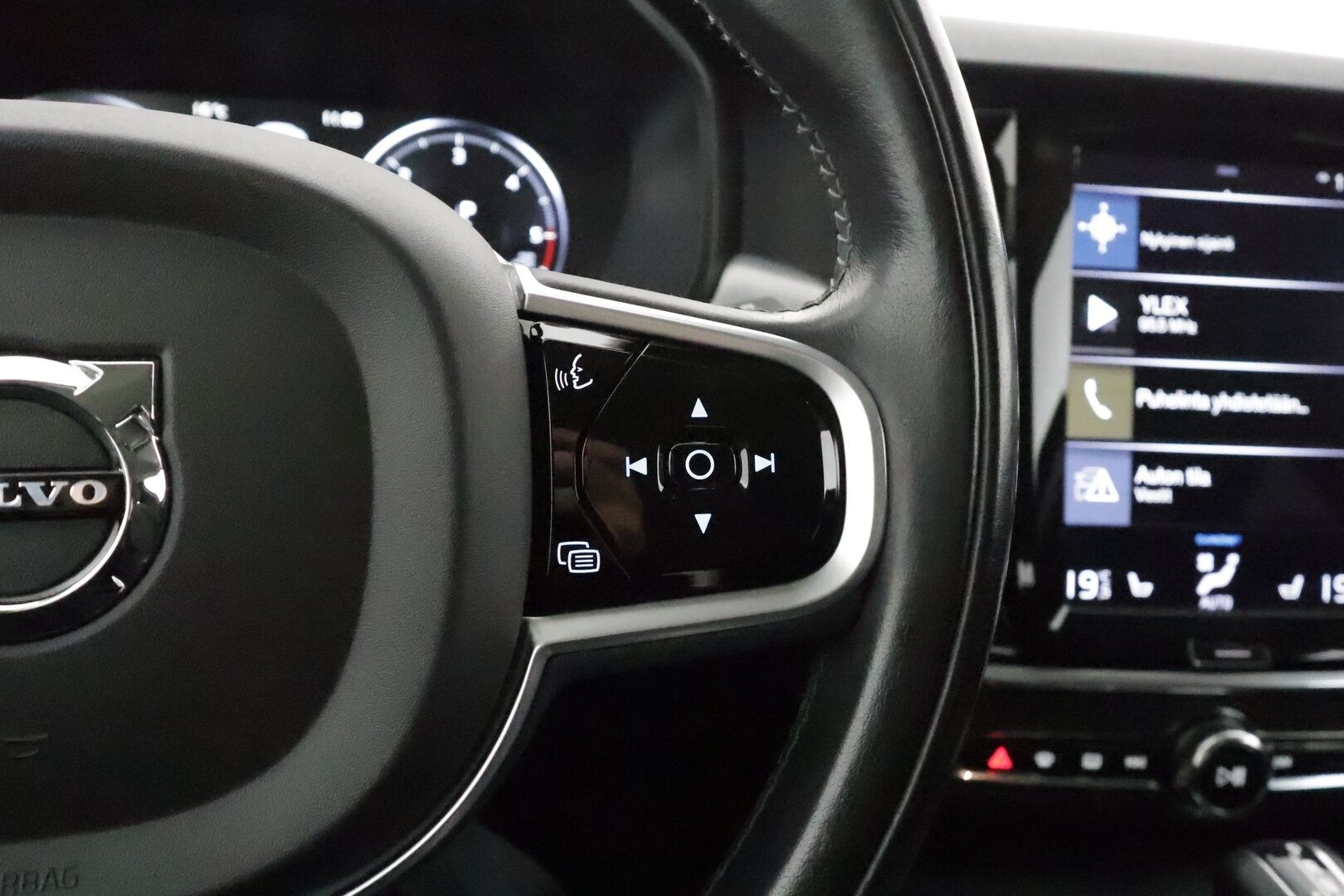 Volvo V90 2019 D4 AWD Momentum **Merkkihuollettu / Webasto / Adapt. vakkari / P.kamera / VOC / Koukku / Kaistavahti**