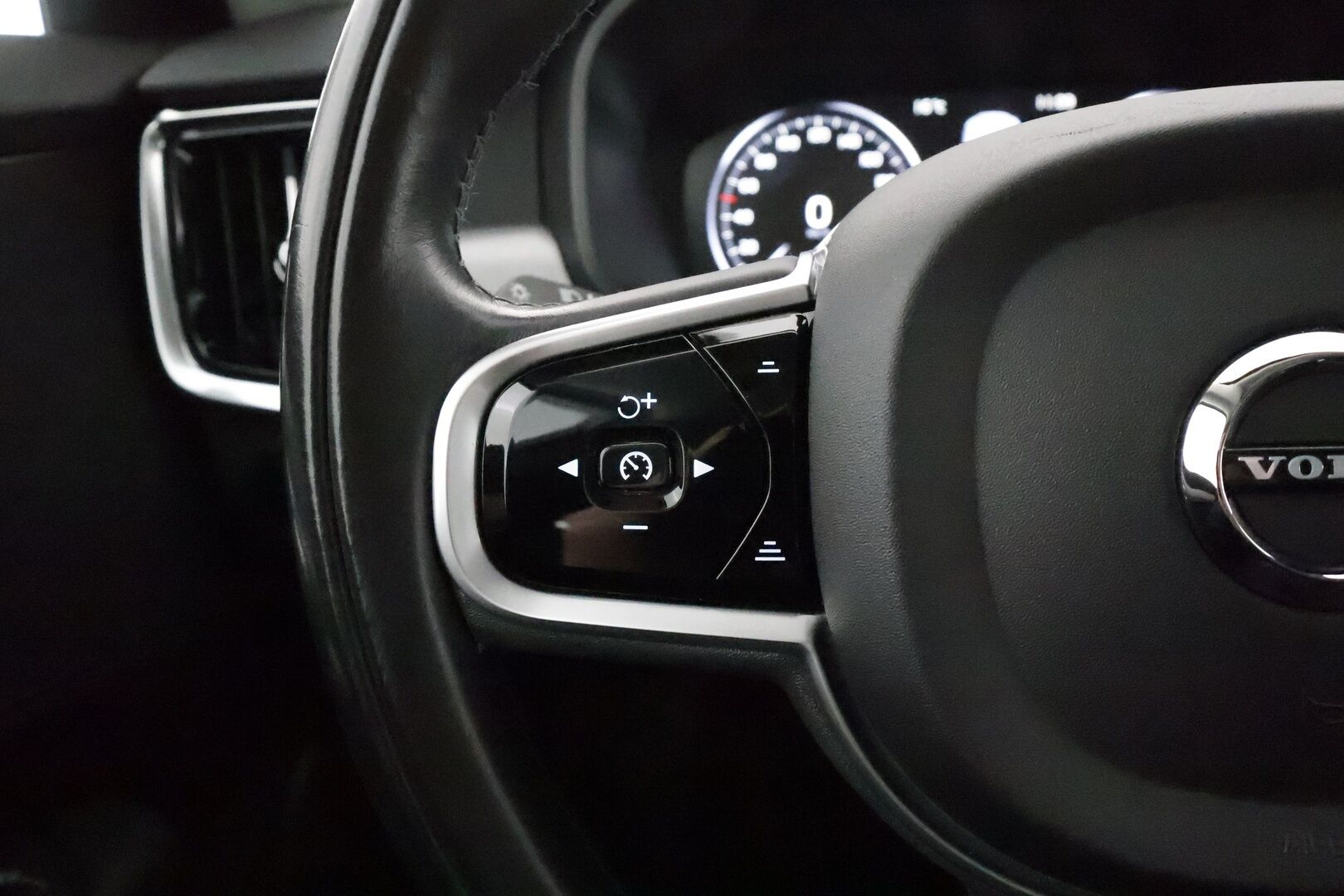 Volvo V90 2019 D4 AWD Momentum **Merkkihuollettu / Webasto / Adapt. vakkari / P.kamera / VOC / Koukku / Kaistavahti**