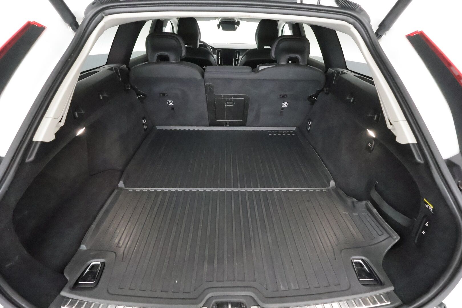 Volvo V90 2019 D4 AWD Momentum **Merkkihuollettu / Webasto / Adapt. vakkari / P.kamera / VOC / Koukku / Kaistavahti**