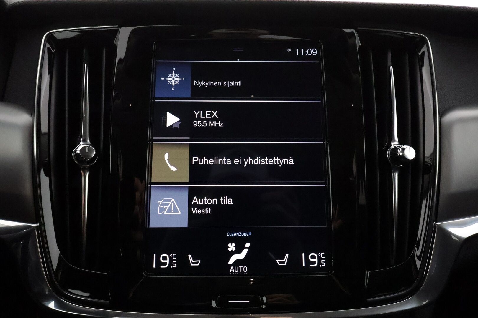 Volvo V90 2019 D4 AWD Momentum **Merkkihuollettu / Webasto / Adapt. vakkari / P.kamera / VOC / Koukku / Kaistavahti**
