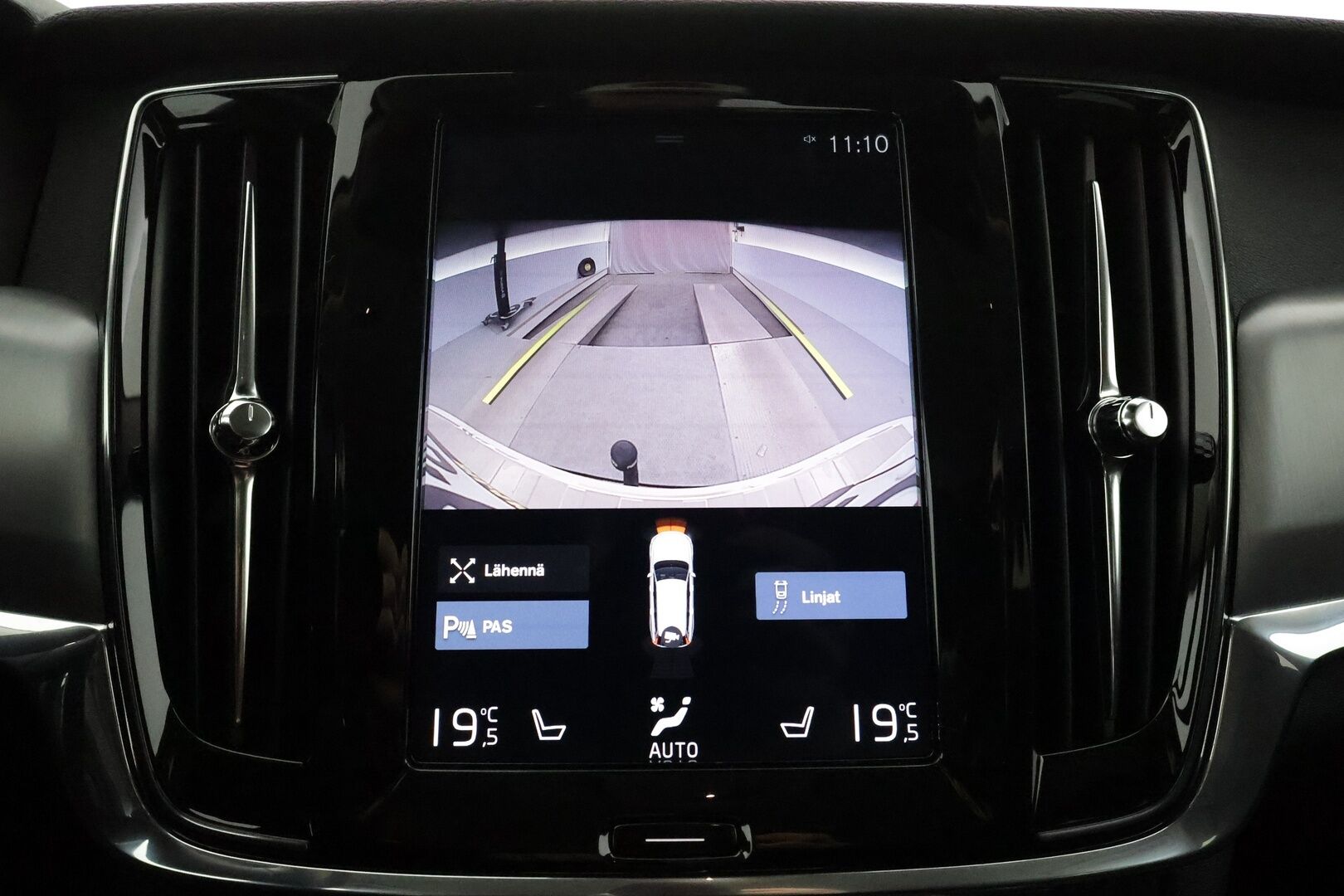 Volvo V90 2019 D4 AWD Momentum **Merkkihuollettu / Webasto / Adapt. vakkari / P.kamera / VOC / Koukku / Kaistavahti**