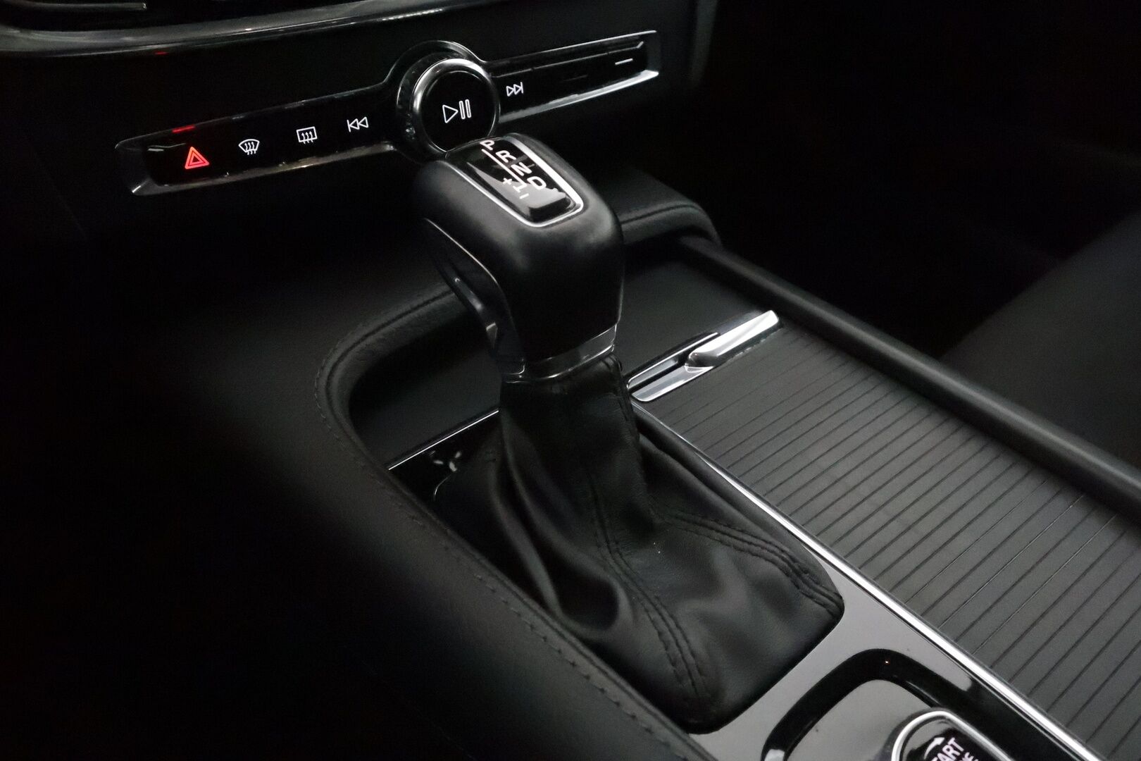 Volvo V90 2019 D4 AWD Momentum **Merkkihuollettu / Webasto / Adapt. vakkari / P.kamera / VOC / Koukku / Kaistavahti**