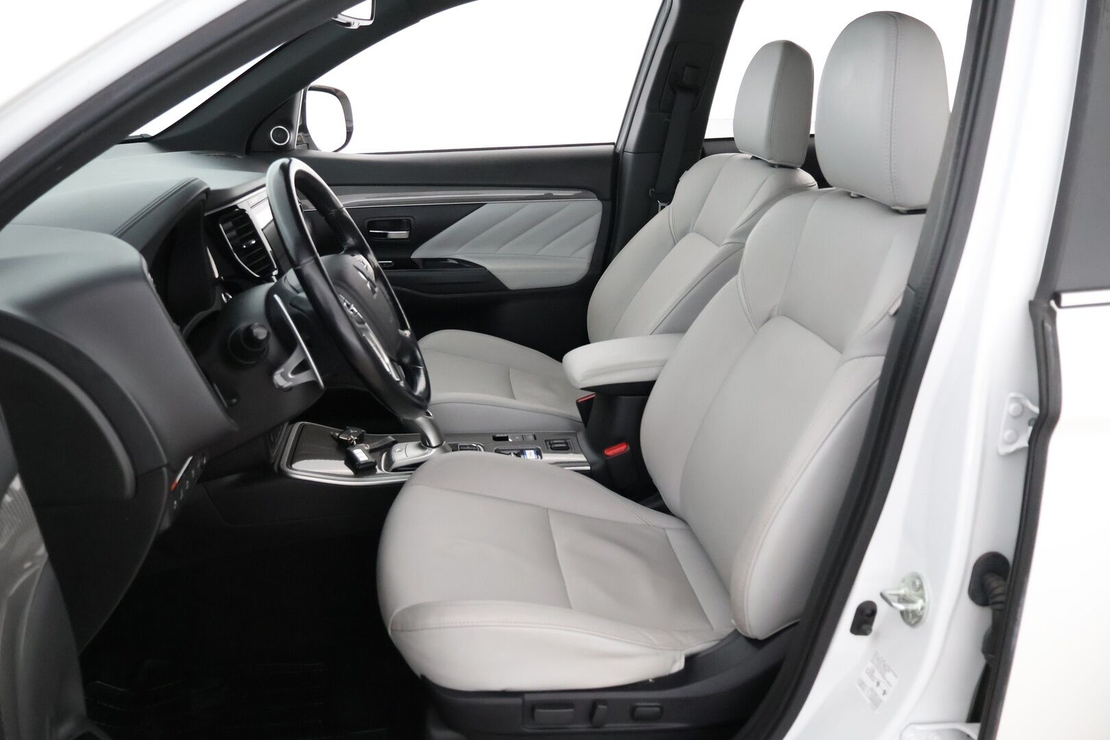Mitsubishi Outlander PHEV 2020 Business 4WD 5P - Adapt.Vakkari / Power Sound / 360-Kamera / Vetokoukku / LED / Vaalea Nahkasisusta / KeylessGo / Supervarusteet!