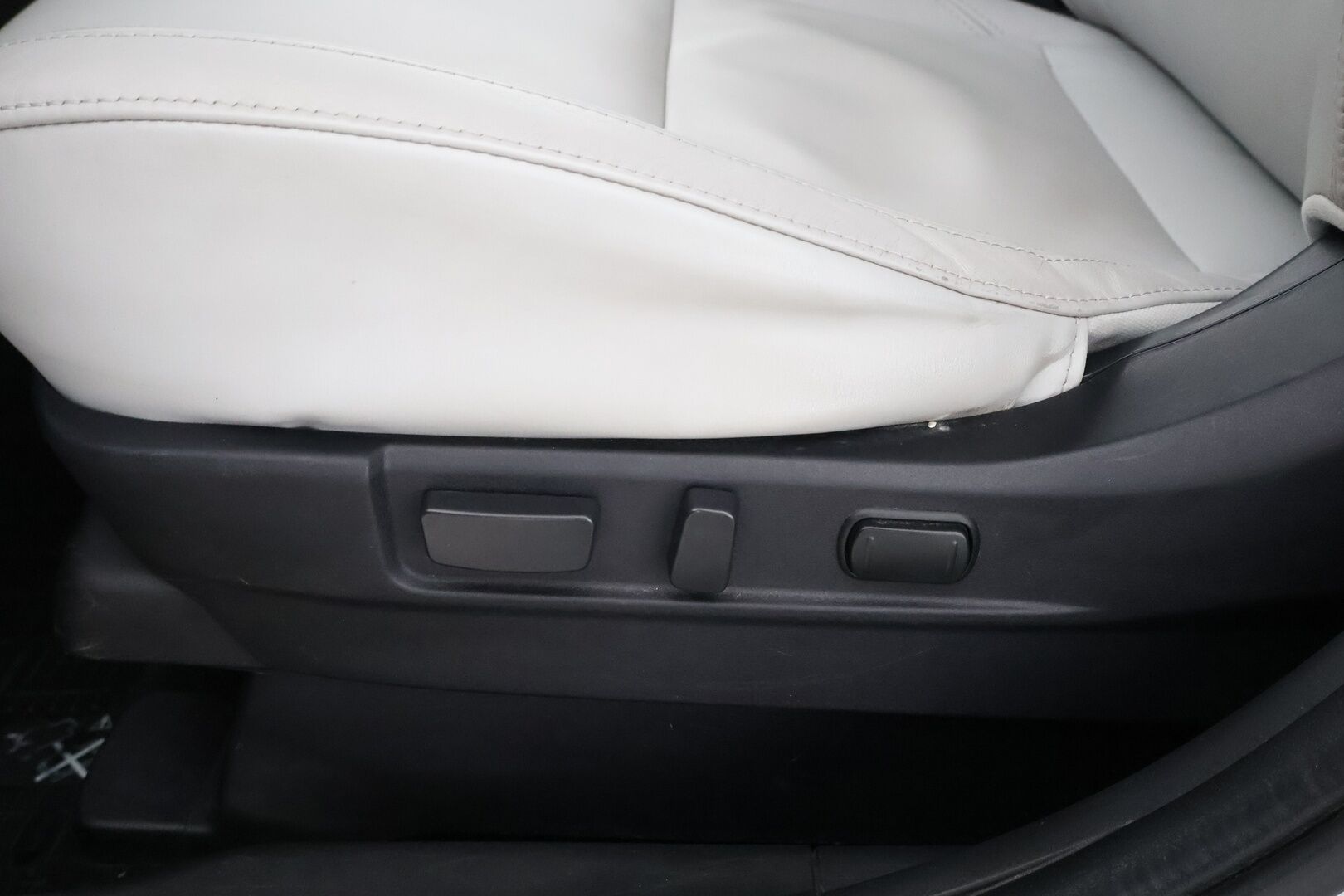 Mitsubishi Outlander PHEV 2020 Business 4WD 5P - Adapt.Vakkari / Power Sound / 360-Kamera / Vetokoukku / LED / Vaalea Nahkasisusta / KeylessGo / Supervarusteet!