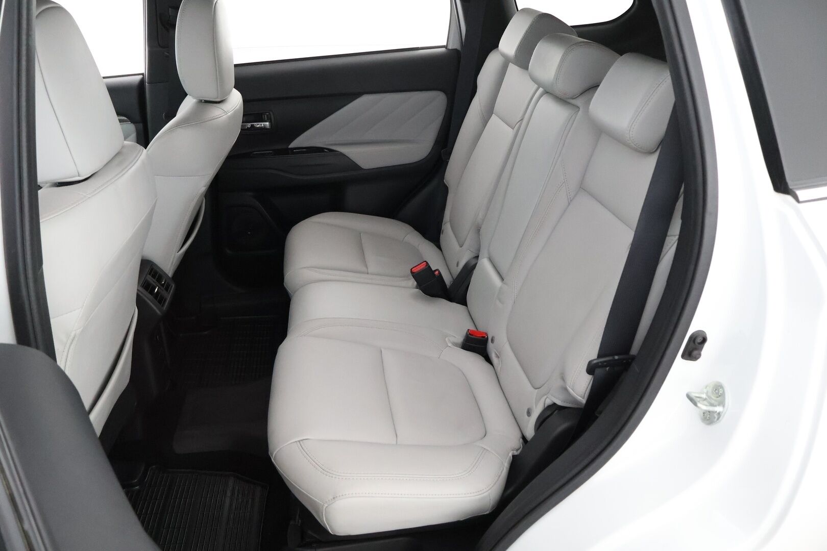 Mitsubishi Outlander PHEV 2020 Business 4WD 5P - Adapt.Vakkari / Power Sound / 360-Kamera / Vetokoukku / LED / Vaalea Nahkasisusta / KeylessGo / Supervarusteet!