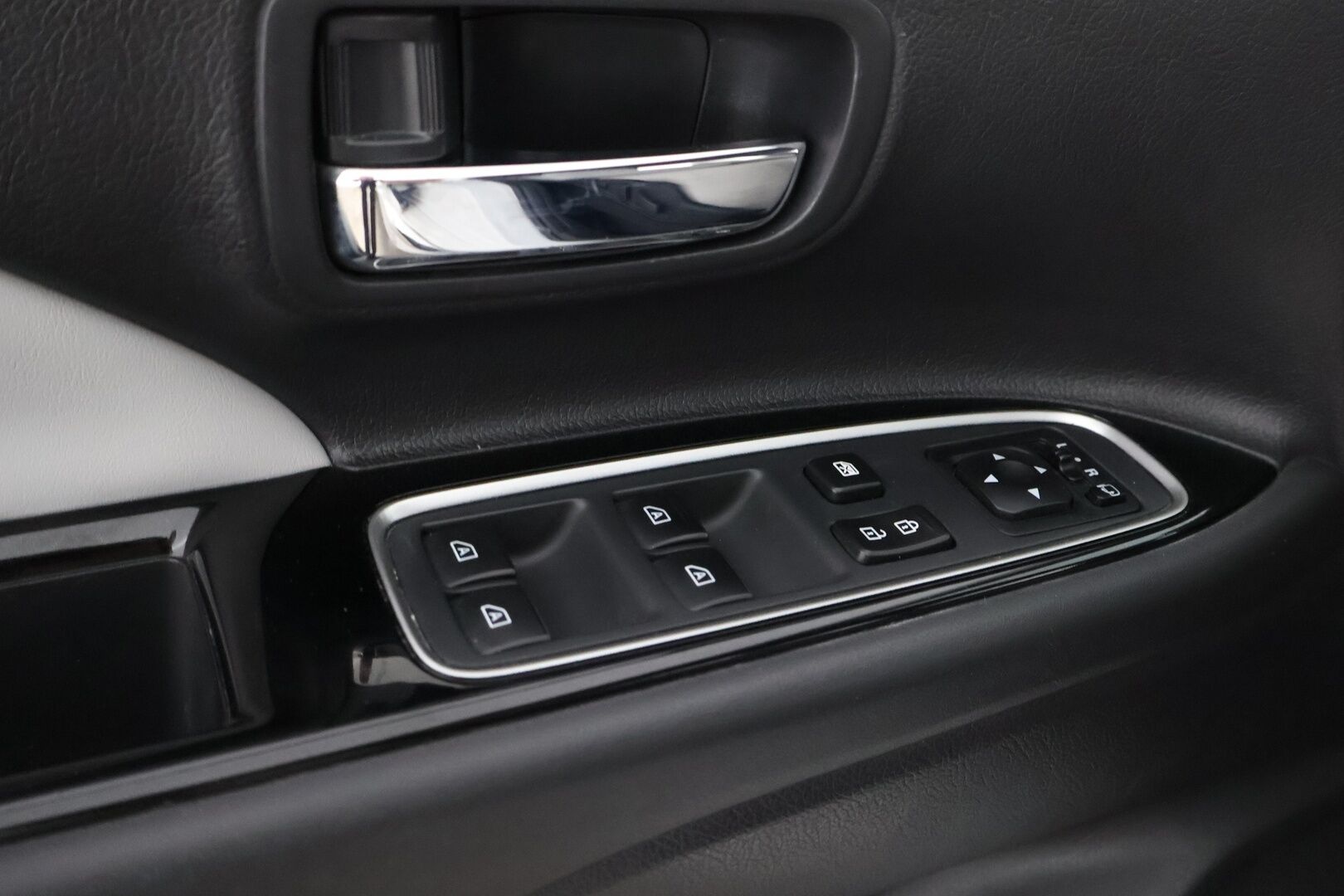 Mitsubishi Outlander PHEV 2020 Business 4WD 5P - Adapt.Vakkari / Power Sound / 360-Kamera / Vetokoukku / LED / Vaalea Nahkasisusta / KeylessGo / Supervarusteet!