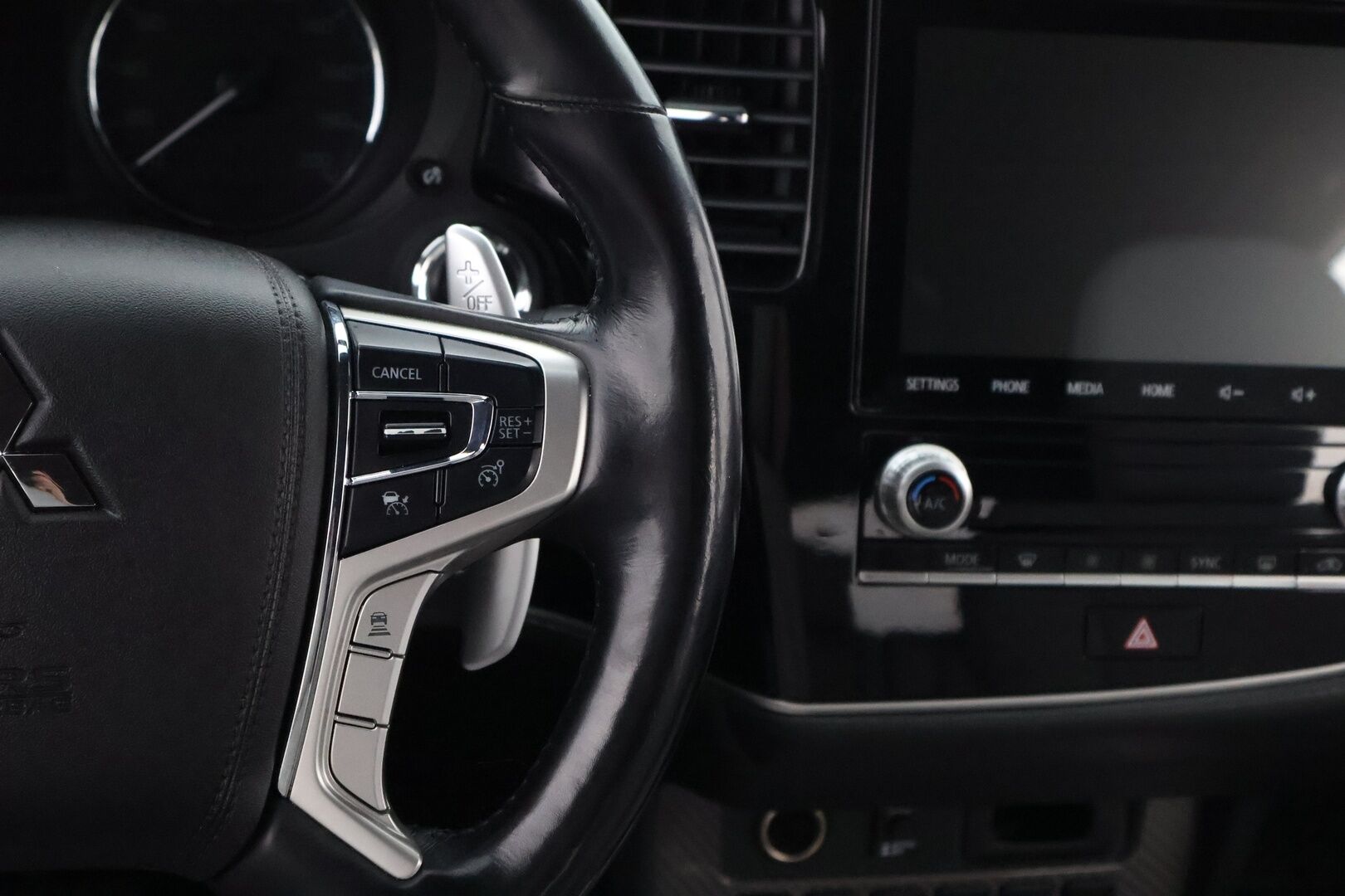 Mitsubishi Outlander PHEV 2020 Business 4WD 5P - Adapt.Vakkari / Power Sound / 360-Kamera / Vetokoukku / LED / Vaalea Nahkasisusta / KeylessGo / Supervarusteet!