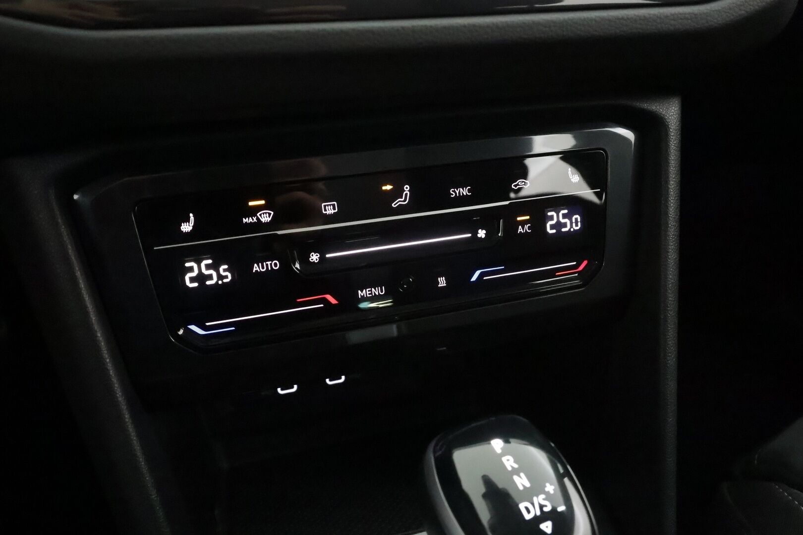 Volkswagen Tiguan 2022 Style 1,5 TSI 110 kW DSG * Webasto / Koukku / ACC / Matrix-LED / P.kamera / Hierovat Sportpenkit * - 1.om Suomi-auto / Kahdet renkaat aluvanteilla