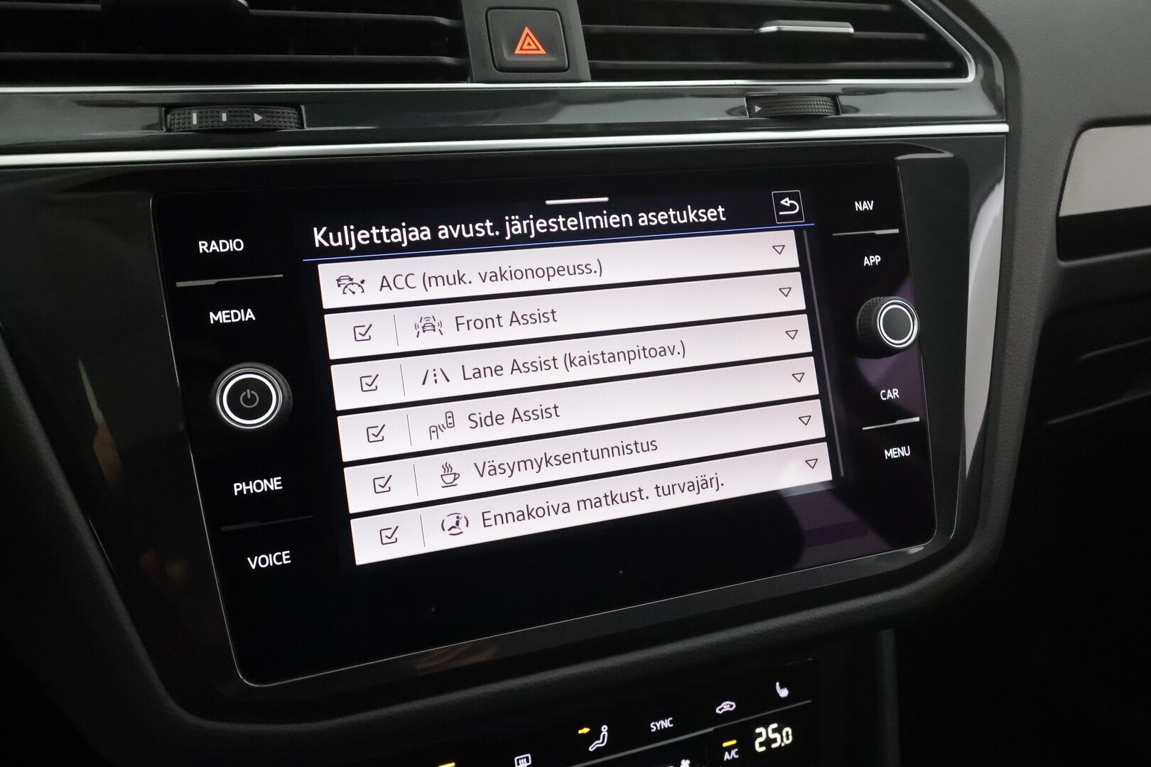 Volkswagen Tiguan 2022 Style 1,5 TSI 110 kW DSG * Webasto / Koukku / ACC / Matrix-LED / P.kamera / Hierovat Sportpenkit * - 1.om Suomi-auto / Kahdet renkaat aluvanteilla