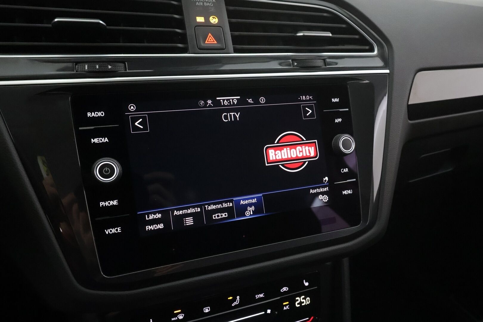 Volkswagen Tiguan 2022 Style 1,5 TSI 110 kW DSG * Webasto / Koukku / ACC / Matrix-LED / P.kamera / Hierovat Sportpenkit * - 1.om Suomi-auto / Kahdet renkaat aluvanteilla