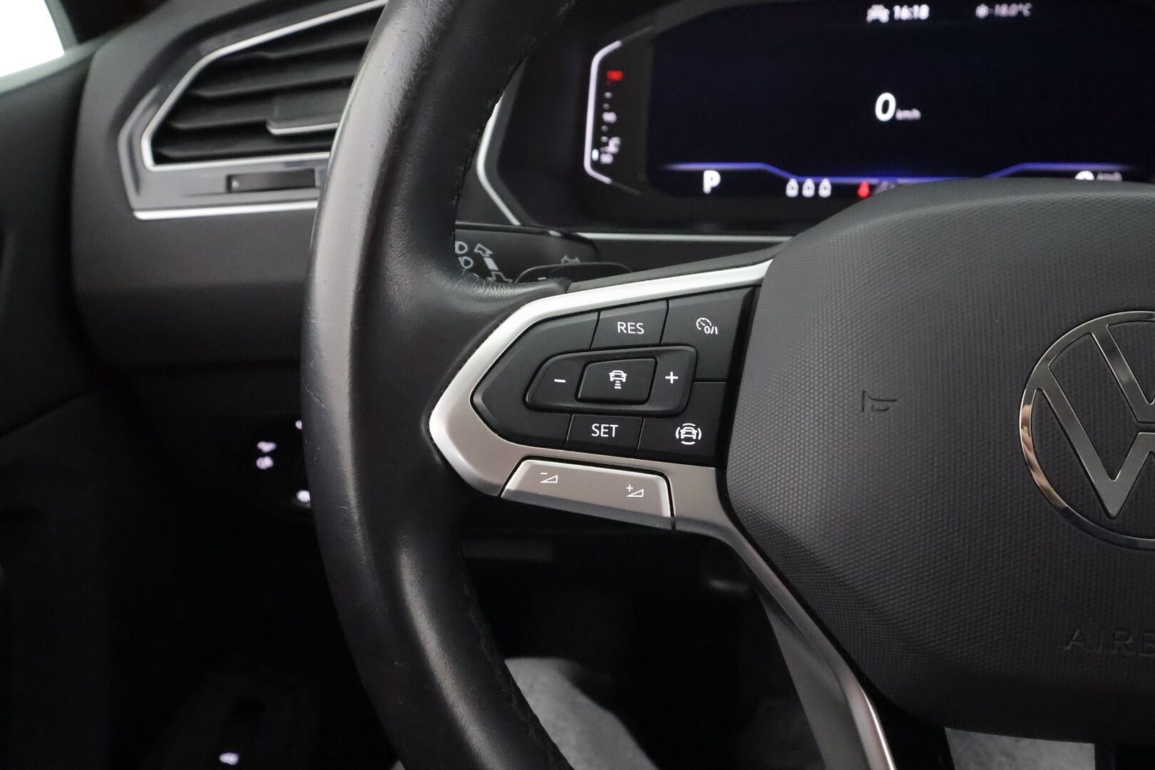 Volkswagen Tiguan 2022 Style 1,5 TSI 110 kW DSG * Webasto / Koukku / ACC / Matrix-LED / P.kamera / Hierovat Sportpenkit * - 1.om Suomi-auto / Seuraava katsastus vasta 02/28!*