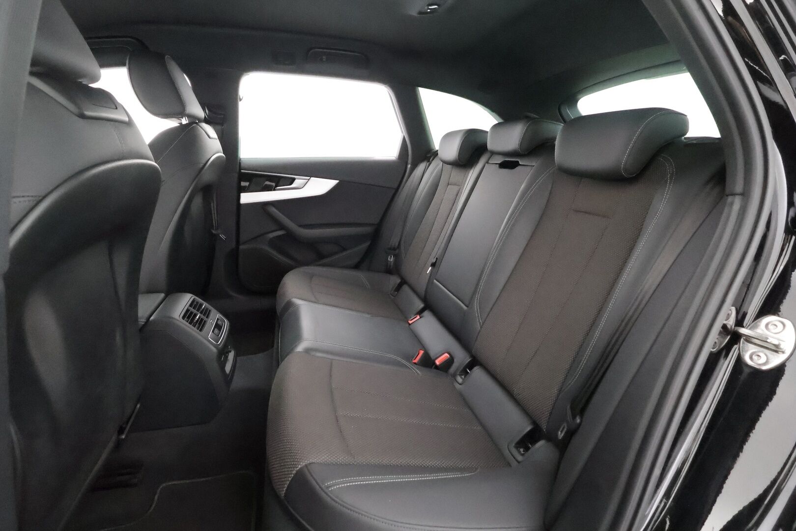 Audi A4 2022 Avant Business 40 TFSI 150 kW MHEV quattro S tronic - | ACC | PA-Lisälämmitin | Matrix-LED | P.Kamera | Digimittaristo | Puolinahat Sporttipenkit | 1.Om Suomi-auto | Kahdet Renkaat |