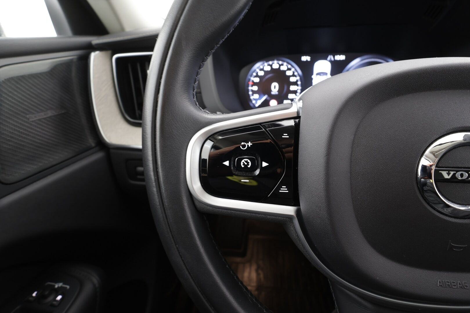 Volvo XC60 2021 T6 TwE AWD Inscription aut * Pilot assist / Webasto / H/K / Muistipenkki / 360-Kamera / Keyless / LED / Sportipenkit * - Kahdet Renkaat / Merkkihuollettu