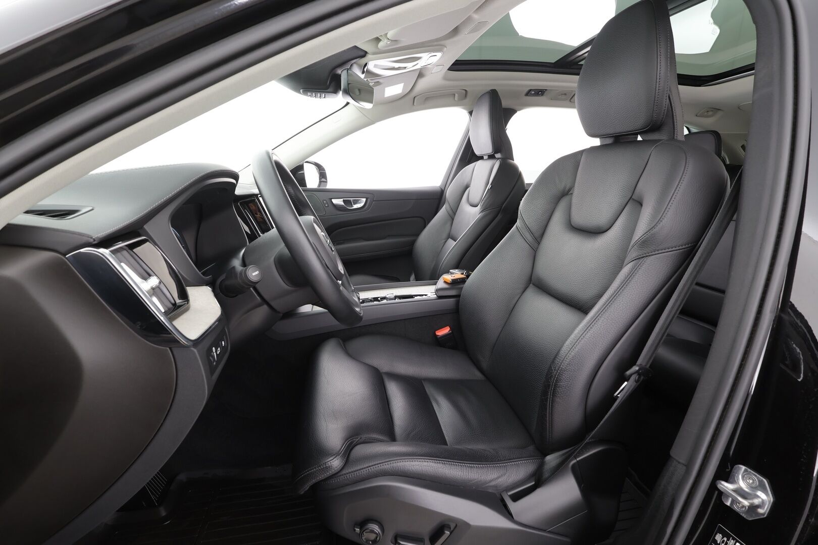 Volvo XC60 2021 T6 TwE AWD Inscription aut * Pilot assist / Webasto / H/K / Muistipenkki / 360-Kamera / Keyless / LED / Sportipenkit * - Kahdet Renkaat / Merkkihuollettu