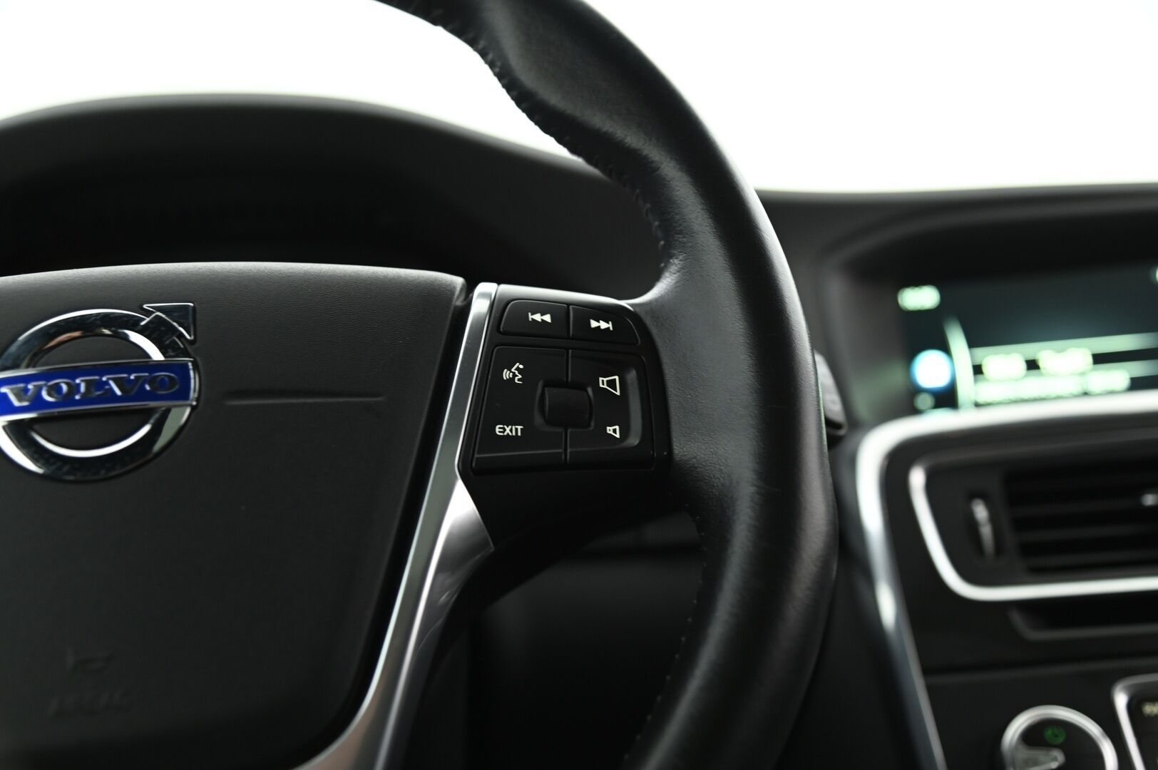 Volvo V60 2015 D4 Summum Edition aut * Webasto / P. kamera / Koukku / Kattoluukku / Muisti nahat / Navi / Performance Sound/ Akt. Xenon - Hyvällä huoltohistorialla näytttävä Volvo! / Parhaalla varustelulla mm. Keyless Go, Isompi näyttö, Musta sisäkatto verhoilu ja paljon muuta
