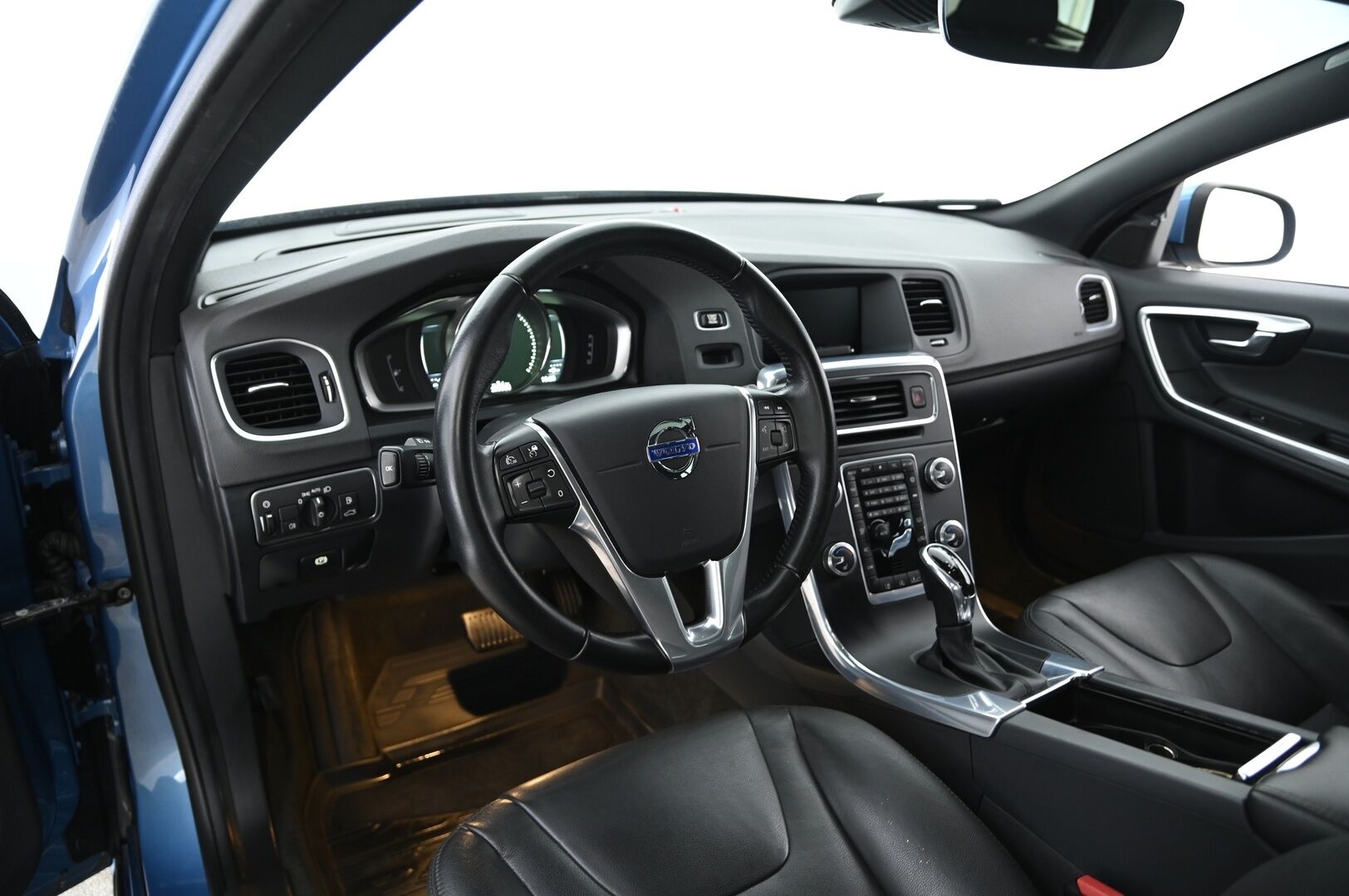 Volvo V60 2015 D4 Summum Edition aut * Webasto / P. kamera / Koukku / Kattoluukku / Muisti nahat / Navi / Performance Sound/ Akt. Xenon - Hyvällä huoltohistorialla näytttävä Volvo! / Parhaalla varustelulla mm. Keyless Go, Isompi näyttö, Musta sisäkatto verhoilu ja paljon muuta