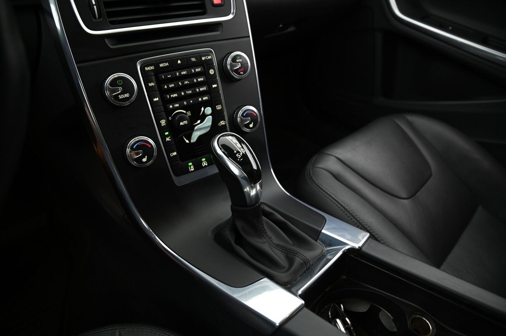Volvo V60 2015 D4 Summum Edition aut * Webasto / P. kamera / Koukku / Kattoluukku / Muisti nahat / Navi / Performance Sound/ Akt. Xenon - Hyvällä huoltohistorialla näytttävä Volvo! / Parhaalla varustelulla mm. Keyless Go, Isompi näyttö, Musta sisäkatto verhoilu ja paljon muuta
