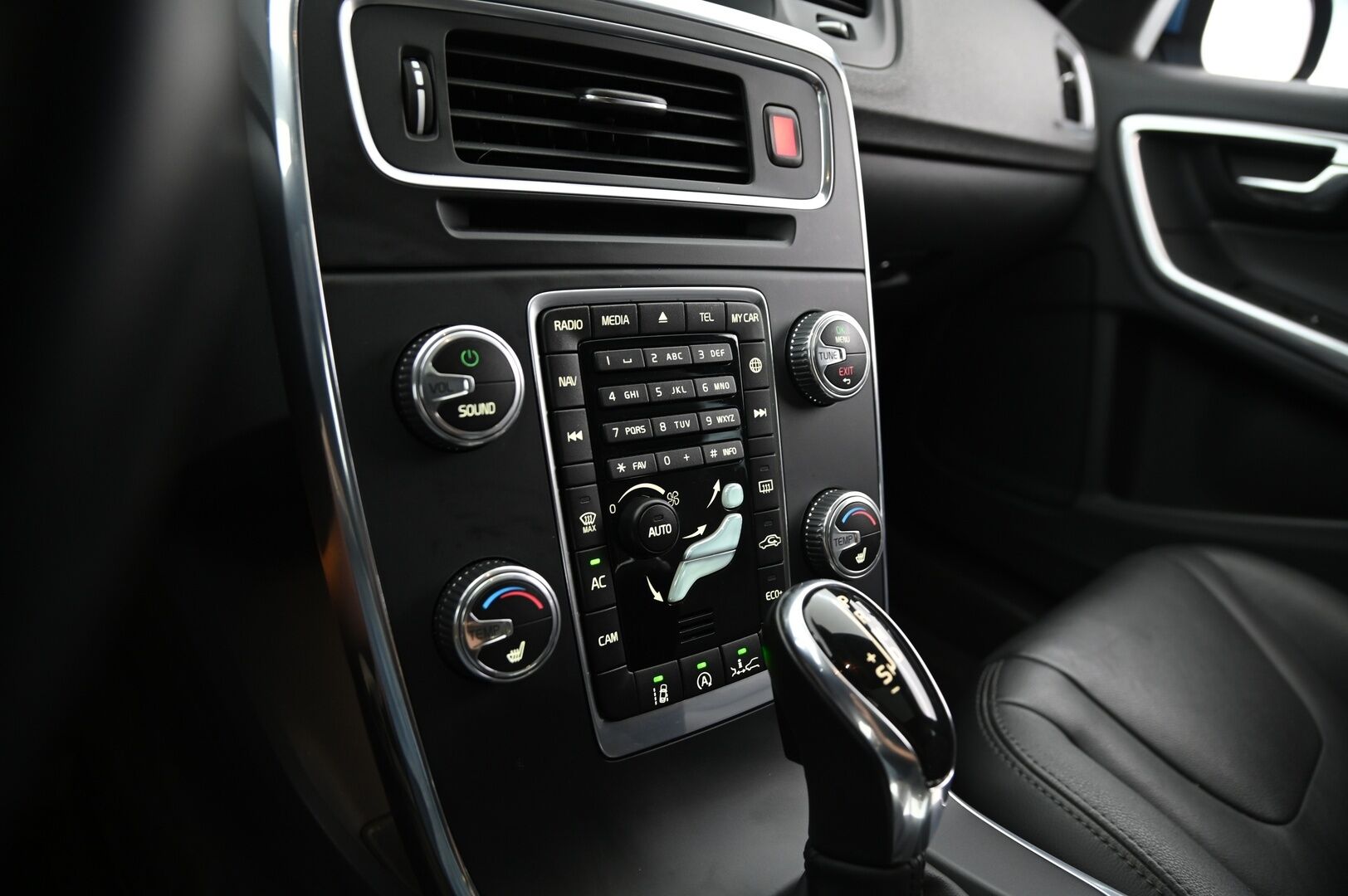 Volvo V60 2015 D4 Summum Edition aut * Webasto / P. kamera / Koukku / Kattoluukku / Muisti nahat / Navi / Performance Sound/ Akt. Xenon - Hyvällä huoltohistorialla näytttävä Volvo! / Parhaalla varustelulla mm. Keyless Go, Isompi näyttö, Musta sisäkatto verhoilu ja paljon muuta