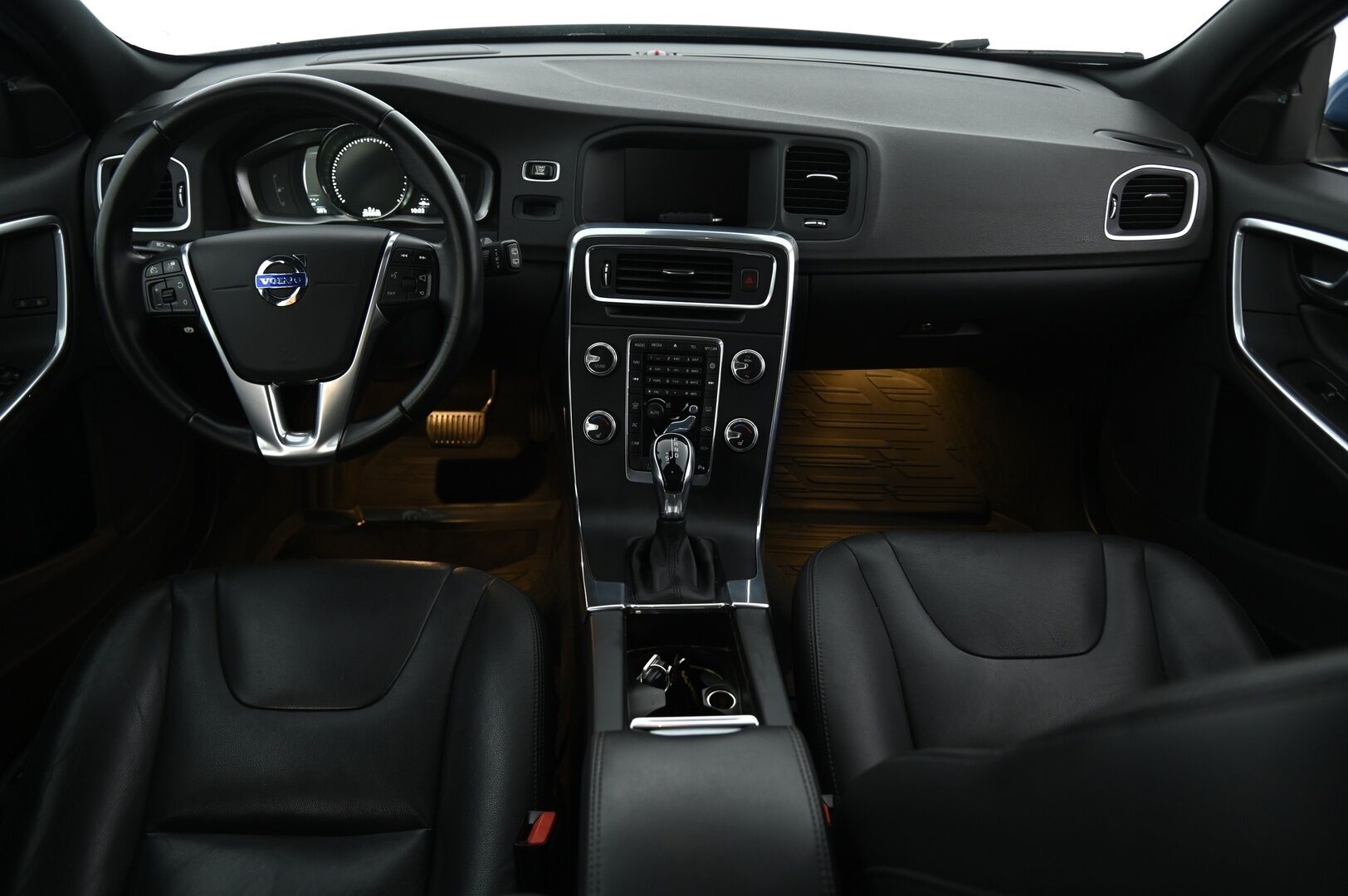 Volvo V60 2015 D4 Summum Edition aut * Webasto / P. kamera / Koukku / Kattoluukku / Muisti nahat / Navi / Performance Sound/ Akt. Xenon - Hyvällä huoltohistorialla näytttävä Volvo! / Parhaalla varustelulla mm. Keyless Go, Isompi näyttö, Musta sisäkatto verhoilu ja paljon muuta