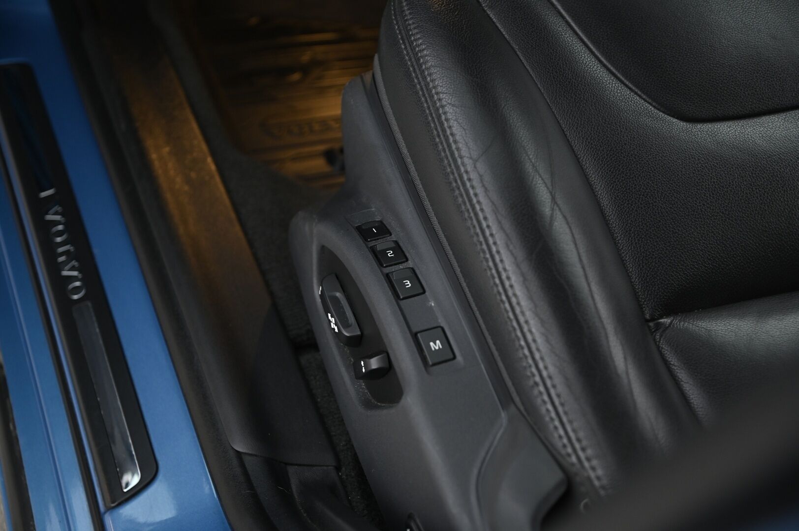 Volvo V60 2015 D4 Summum Edition aut * Webasto / P. kamera / Koukku / Kattoluukku / Muisti nahat / Navi / Performance Sound/ Akt. Xenon - Hyvällä huoltohistorialla näytttävä Volvo! / Parhaalla varustelulla mm. Keyless Go, Isompi näyttö, Musta sisäkatto verhoilu ja paljon muuta