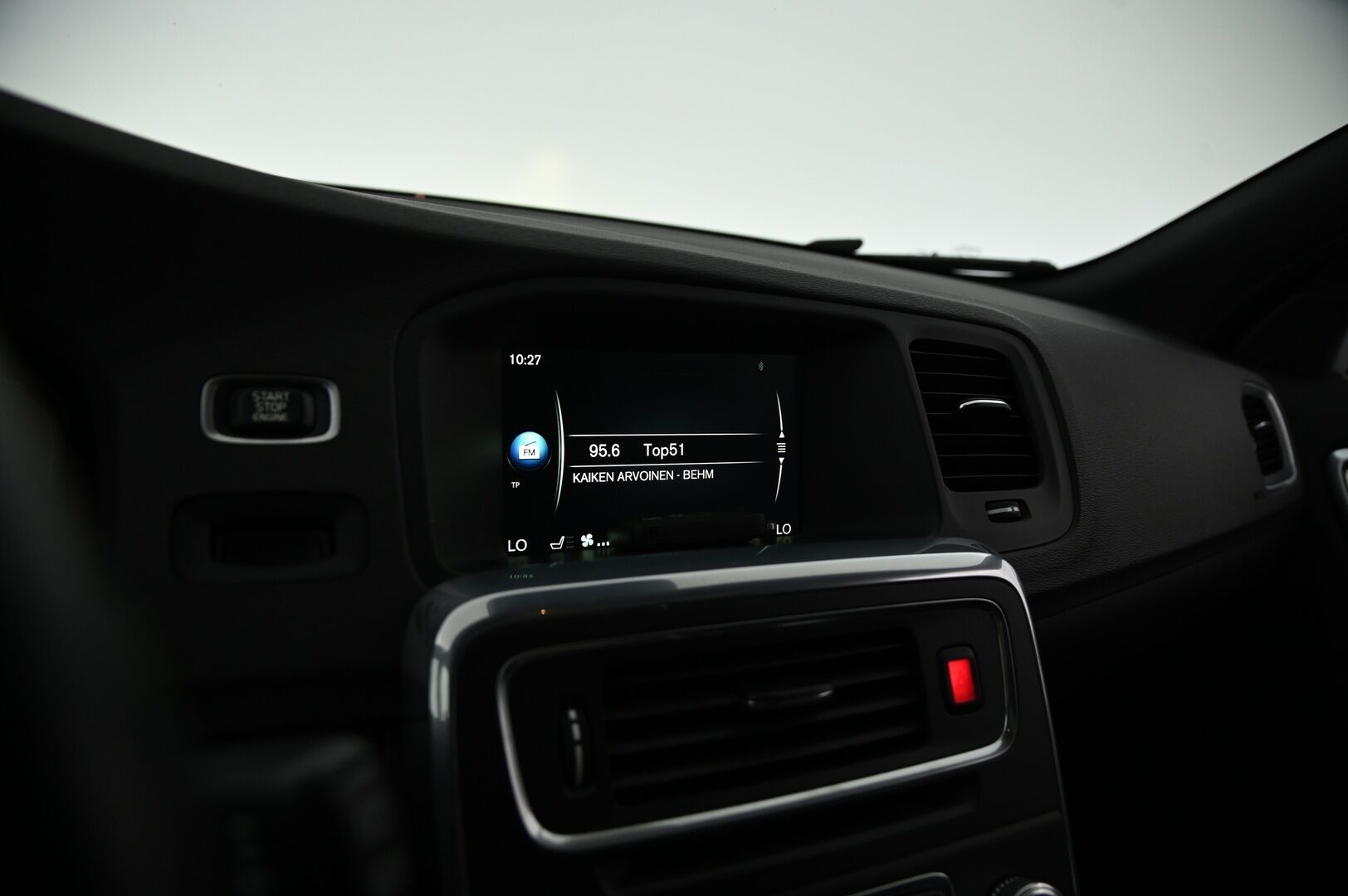 Volvo V60 2015 D4 Summum Edition aut * Webasto / P. kamera / Koukku / Kattoluukku / Muisti nahat / Navi / Performance Sound/ Akt. Xenon - Hyvällä huoltohistorialla näytttävä Volvo! / Parhaalla varustelulla mm. Keyless Go, Isompi näyttö, Musta sisäkatto verhoilu ja paljon muuta