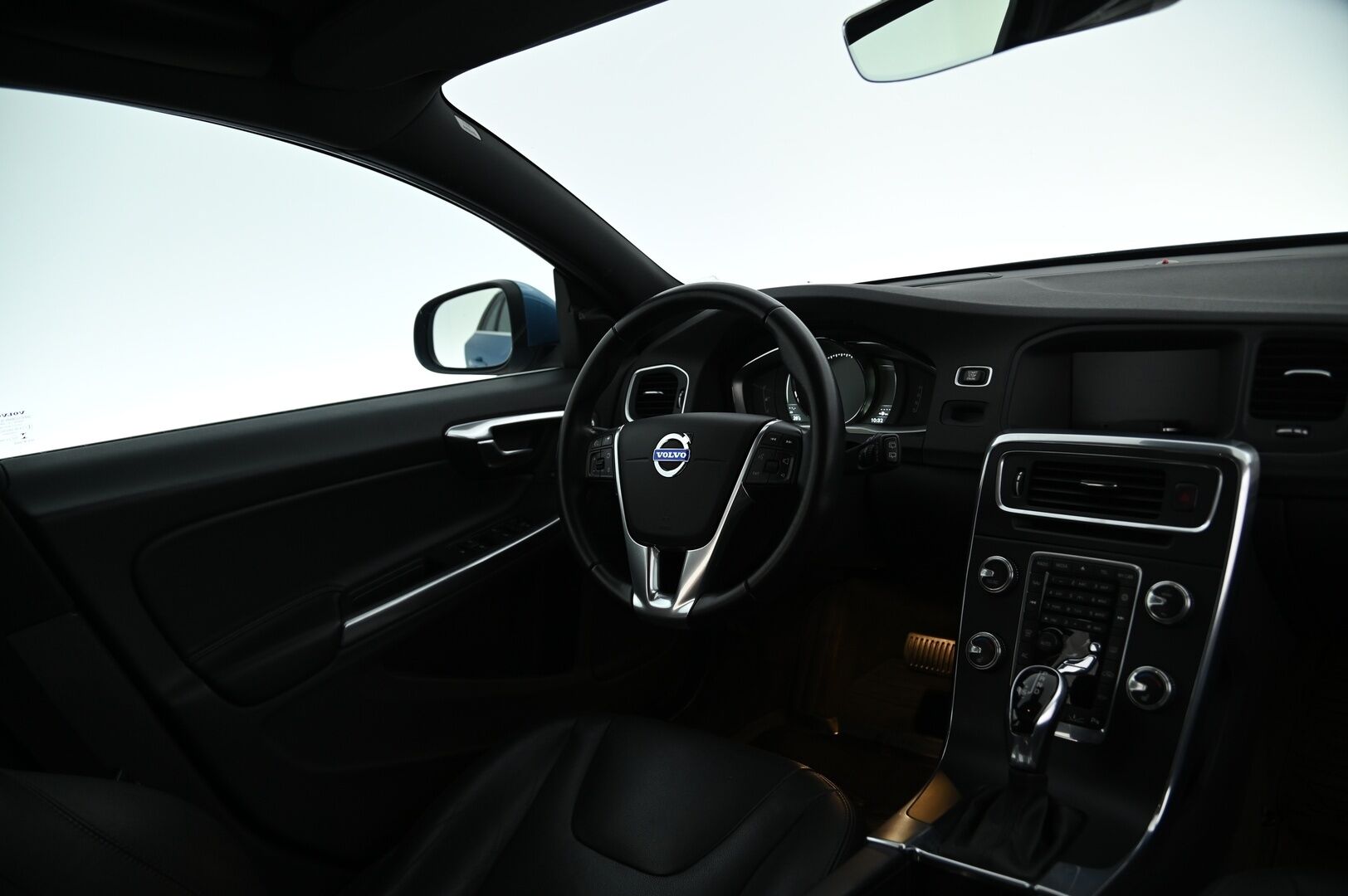 Volvo V60 2015 D4 Summum Edition aut * Webasto / P. kamera / Koukku / Kattoluukku / Muisti nahat / Navi / Performance Sound/ Akt. Xenon - Hyvällä huoltohistorialla näytttävä Volvo! / Parhaalla varustelulla mm. Keyless Go, Isompi näyttö, Musta sisäkatto verhoilu ja paljon muuta
