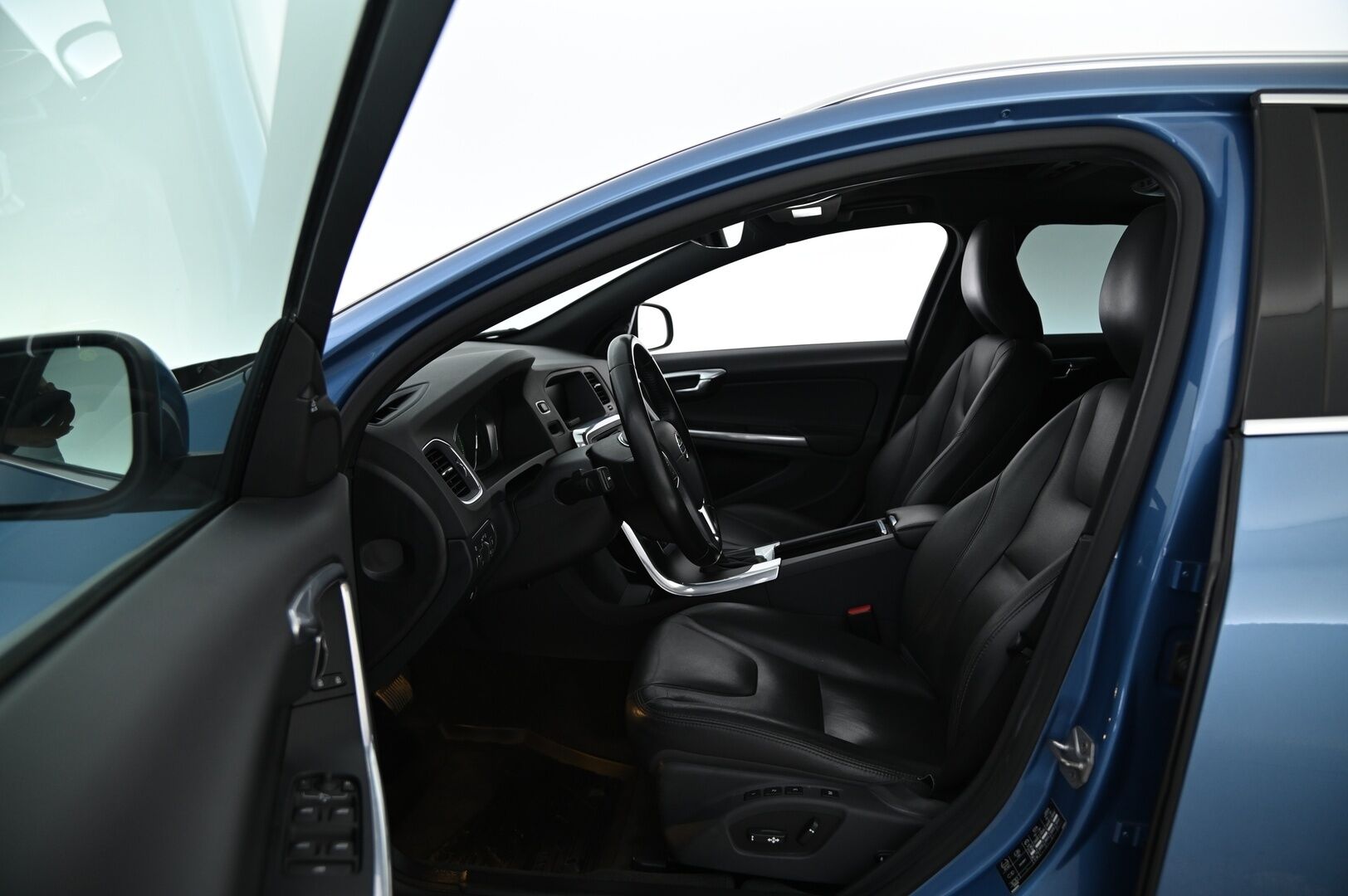 Volvo V60 2015 D4 Summum Edition aut * Webasto / P. kamera / Koukku / Kattoluukku / Muisti nahat / Navi / Performance Sound/ Akt. Xenon - Hyvällä huoltohistorialla näytttävä Volvo! / Parhaalla varustelulla mm. Keyless Go, Isompi näyttö, Musta sisäkatto verhoilu ja paljon muuta