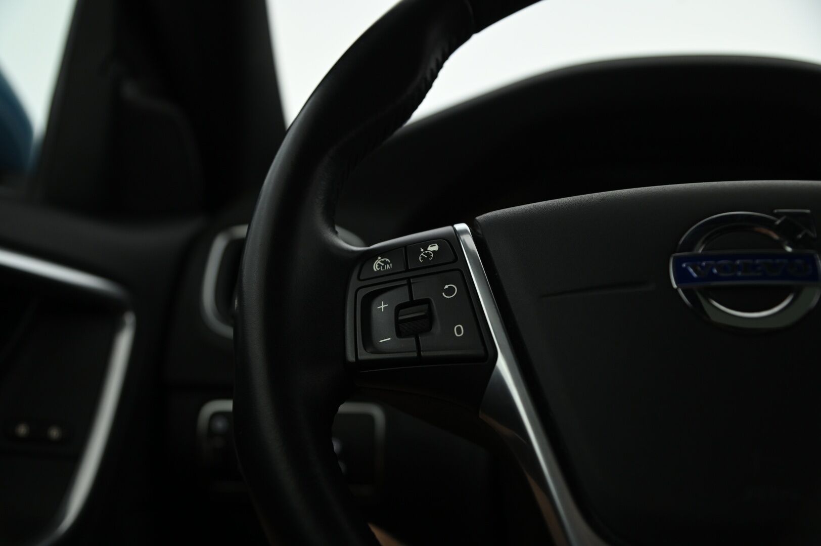 Volvo V60 2015 D4 Summum Edition aut * Webasto / P. kamera / Koukku / Kattoluukku / Muisti nahat / Navi / Performance Sound/ Akt. Xenon - Hyvällä huoltohistorialla näytttävä Volvo! / Parhaalla varustelulla mm. Keyless Go, Isompi näyttö, Musta sisäkatto verhoilu ja paljon muuta