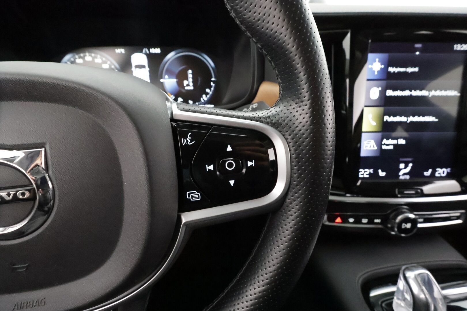 Volvo V90 2019 T8 AWD Inscription aut * Pilot assist / Webasto / Koukku / HUD / Panorama / Muistipenkit / B&W / 360-Kamera / Sporttipenkit / Keyless * - Bowers&Wilkins / HUD / Merkkihuollot / Juuri huollettu