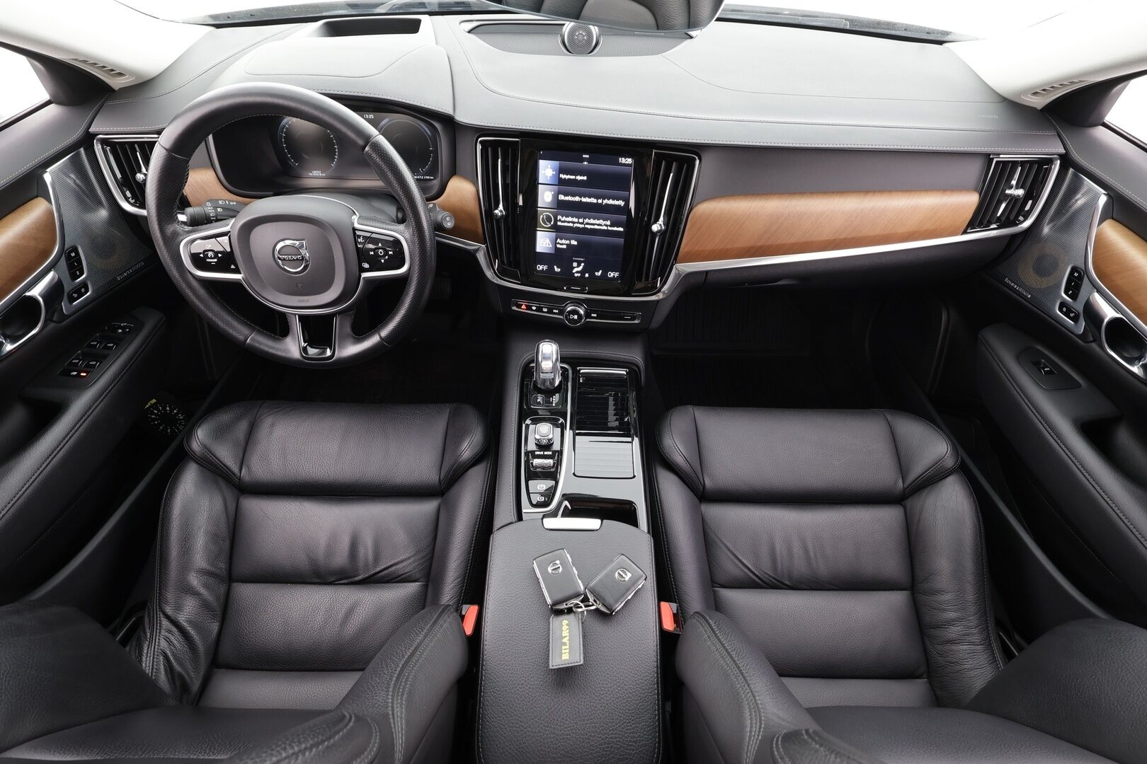 Volvo V90 2019 T8 AWD Inscription aut * Pilot assist / Webasto / Koukku / HUD / Panorama / Muistipenkit / B&W / 360-Kamera / Sporttipenkit / Keyless * - Bowers&Wilkins / HUD / Merkkihuollot / Juuri huollettu