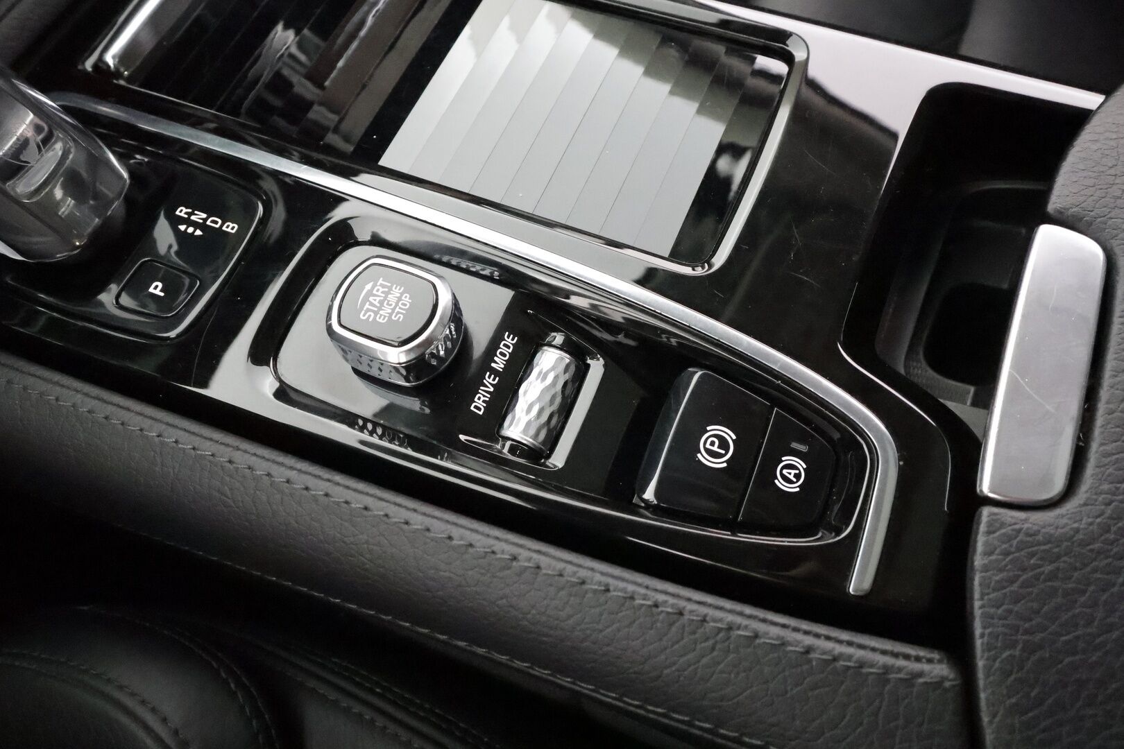 Volvo V90 2019 T8 AWD Inscription aut * Pilot assist / Webasto / Koukku / HUD / Panorama / Muistipenkit / B&W / 360-Kamera / Sporttipenkit / Keyless * - Bowers&Wilkins / HUD / Merkkihuollot / Juuri huollettu