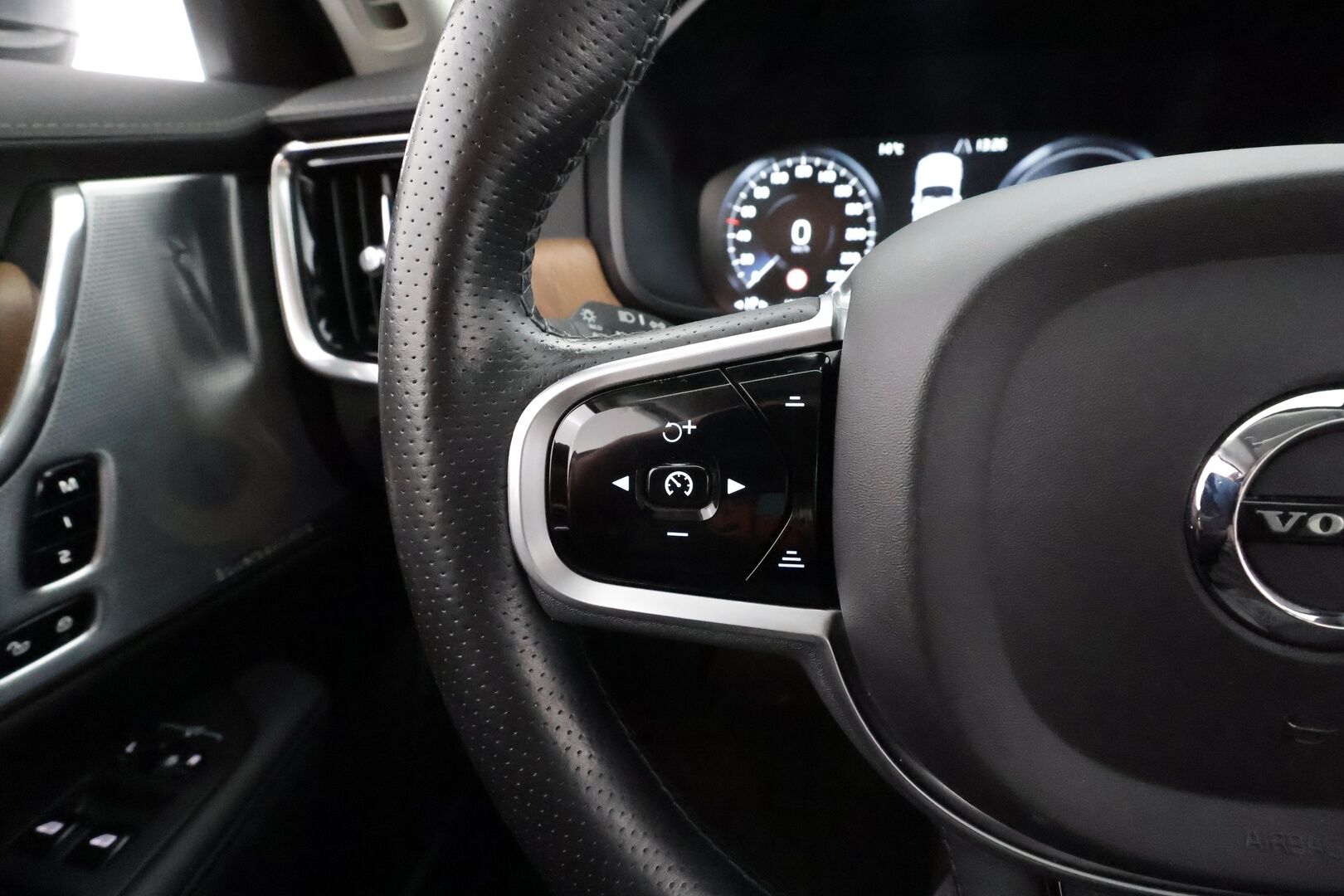 Volvo V90 2019 T8 AWD Inscription aut * Pilot assist / Webasto / Koukku / HUD / Panorama / Muistipenkit / B&W / 360-Kamera / Sporttipenkit / Keyless * - Bowers&Wilkins / HUD / Merkkihuollot / Juuri huollettu