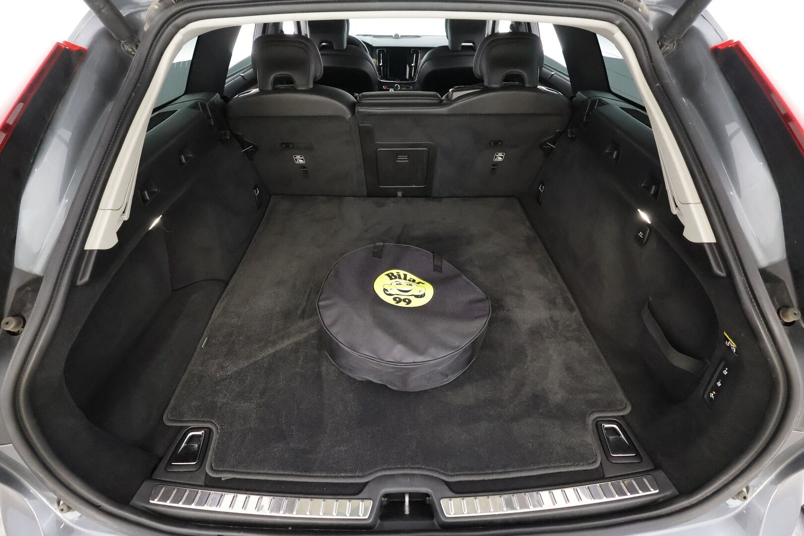 Volvo V90 2019 T8 AWD Inscription aut * Pilot assist / Webasto / Koukku / HUD / Panorama / Muistipenkit / B&W / 360-Kamera / Sporttipenkit / Keyless * - Bowers&Wilkins / HUD / Merkkihuollot / Juuri huollettu