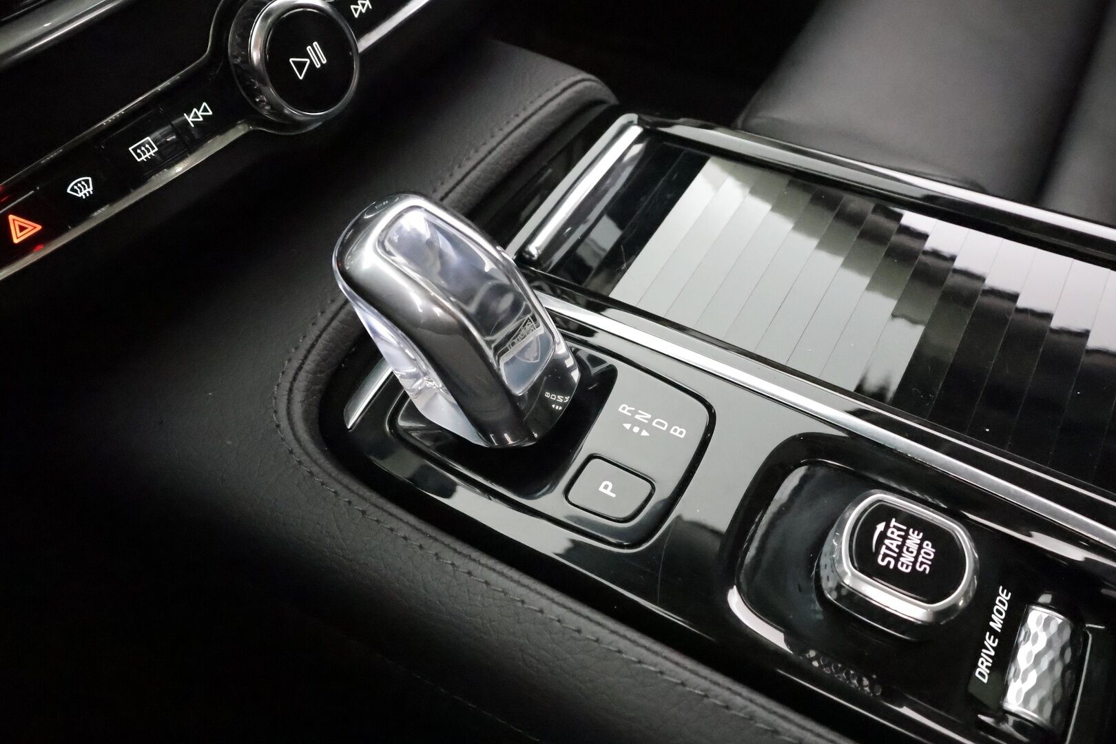 Volvo V90 2019 T8 AWD Inscription aut * Pilot assist / Webasto / Koukku / HUD / Panorama / Muistipenkit / B&W / 360-Kamera / Sporttipenkit / Keyless * - Bowers&Wilkins / HUD / Merkkihuollot / Juuri huollettu